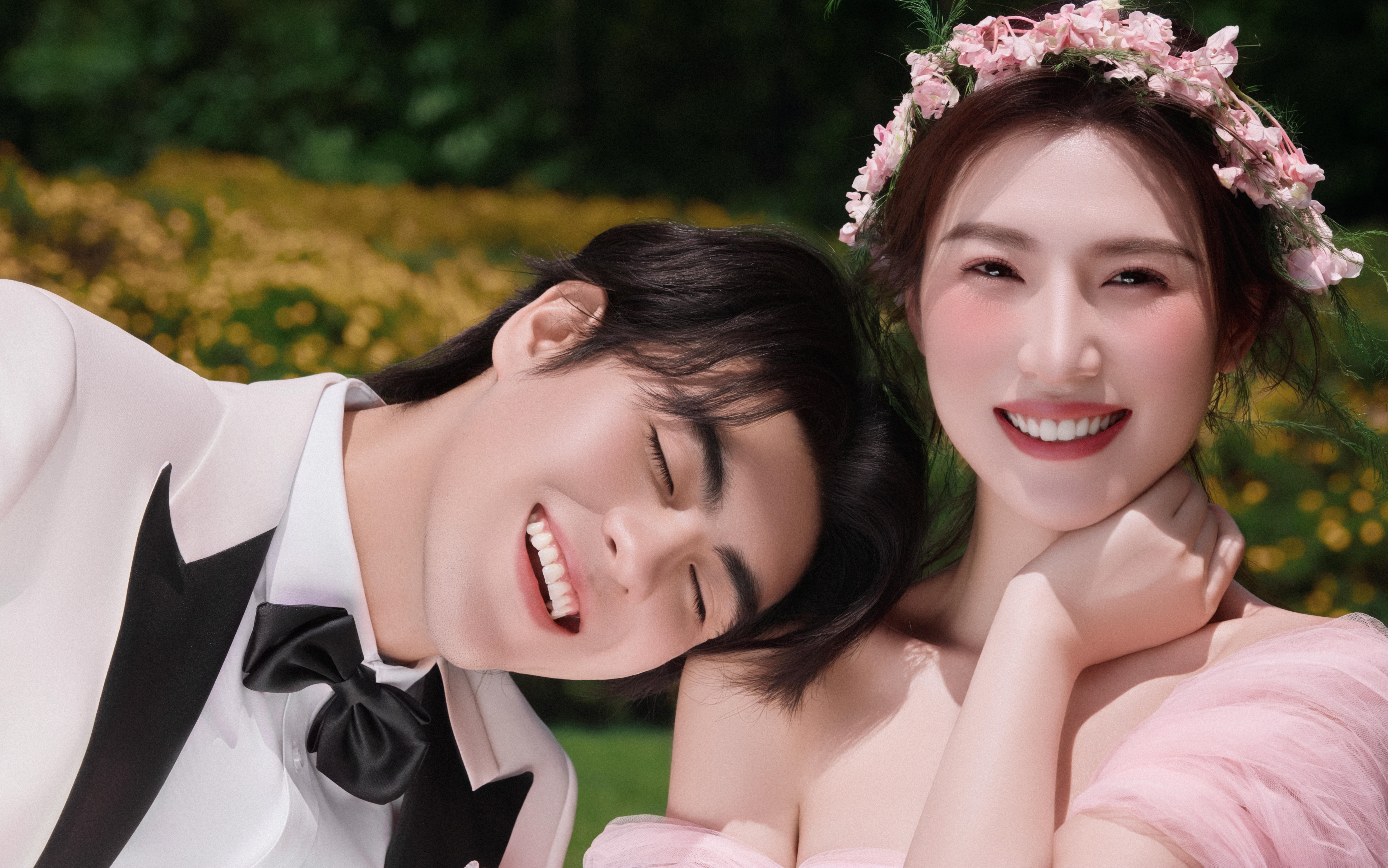 花神降临的粉嫩草坪婚纱照