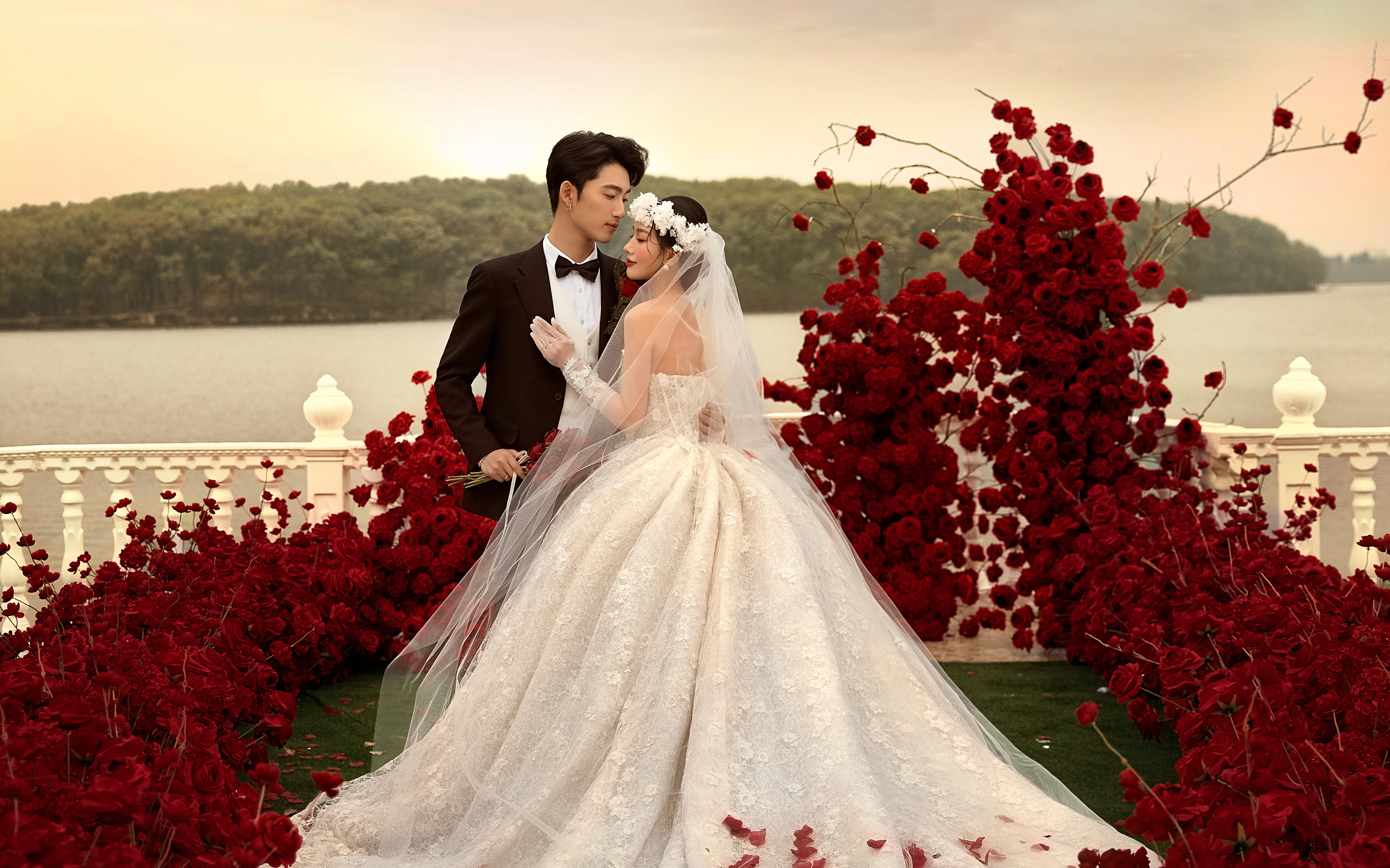 蜜果庄园红色玫瑰湖边夕阳婚纱照