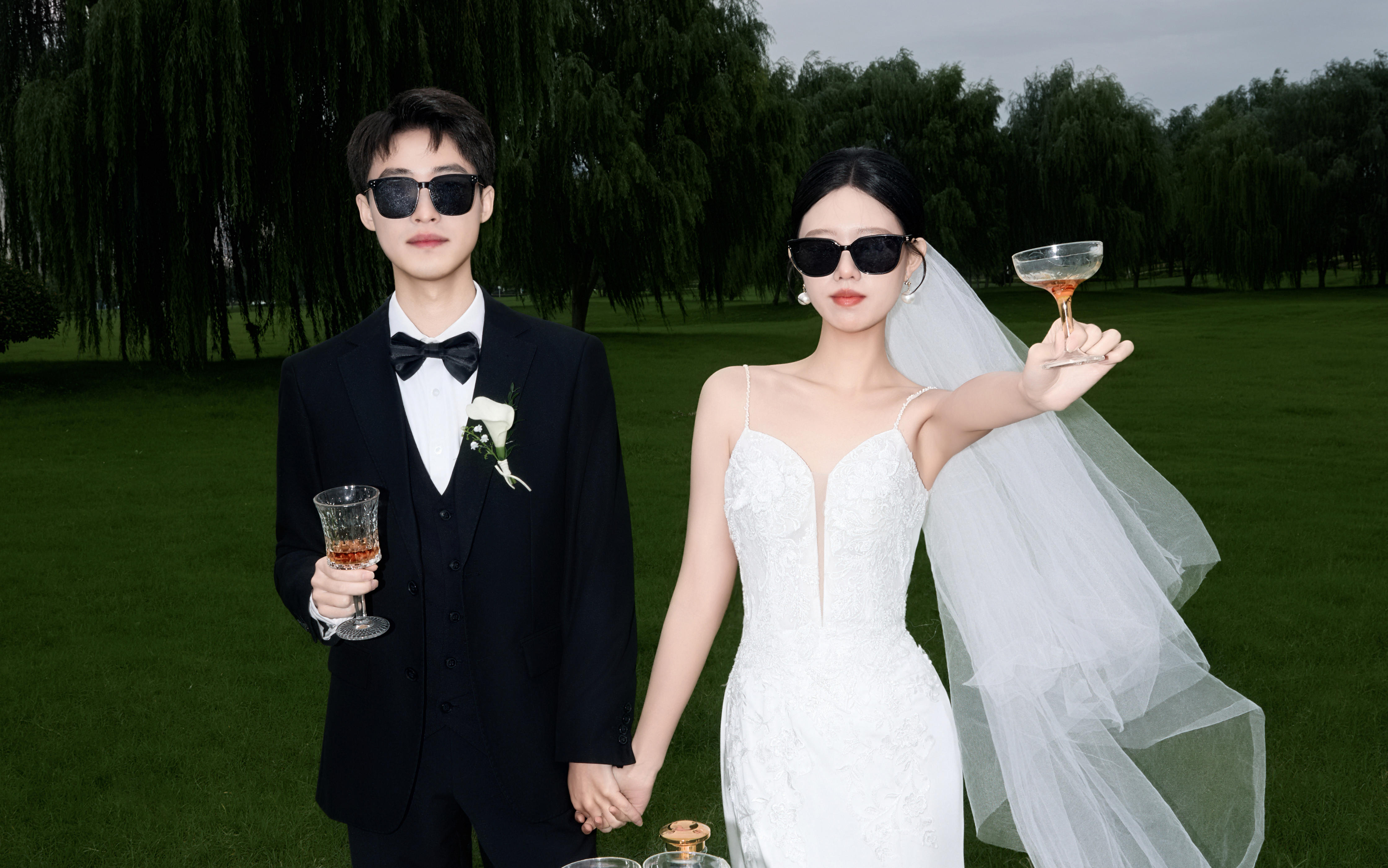 客片分享愛慘了這組草坪婚紗照?松弛甜酷生命力爆棚