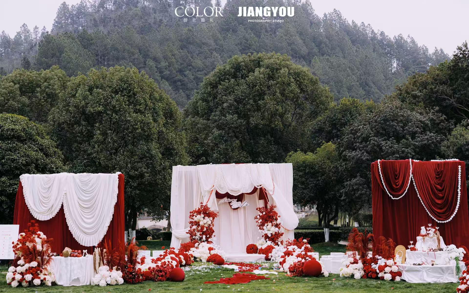 林间草地间的温馨婚礼