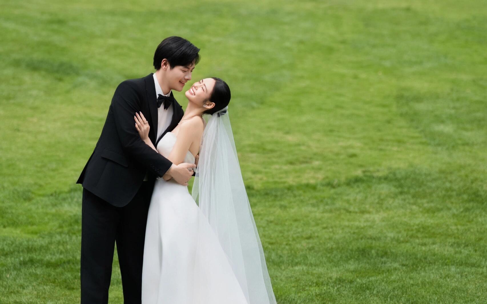 【备婚小仙女都想拍的草坪婚纱照】