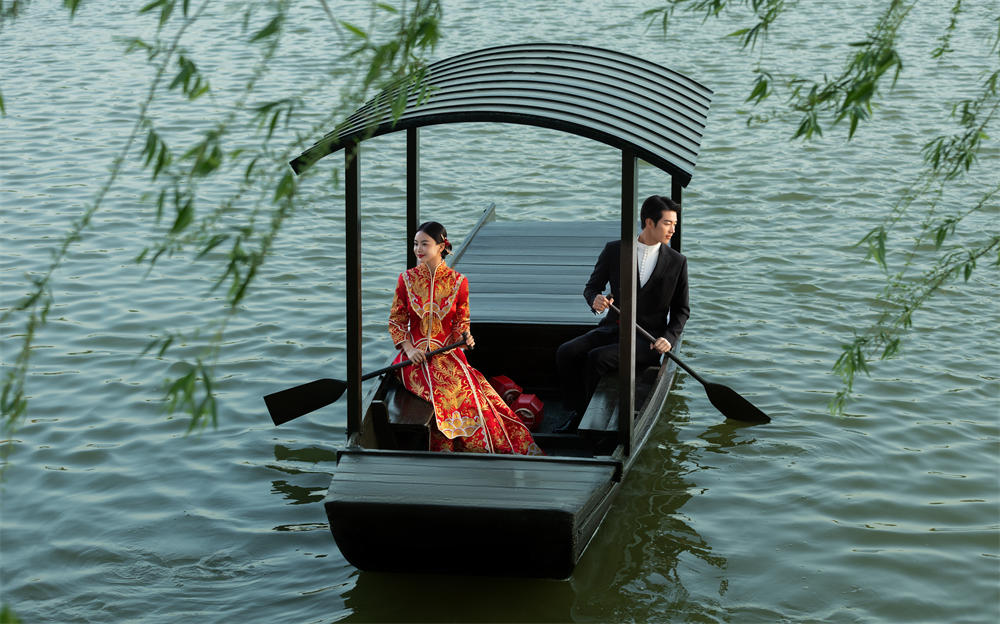 湖光水色 | 古风婚船的浪漫秀禾婚纱照