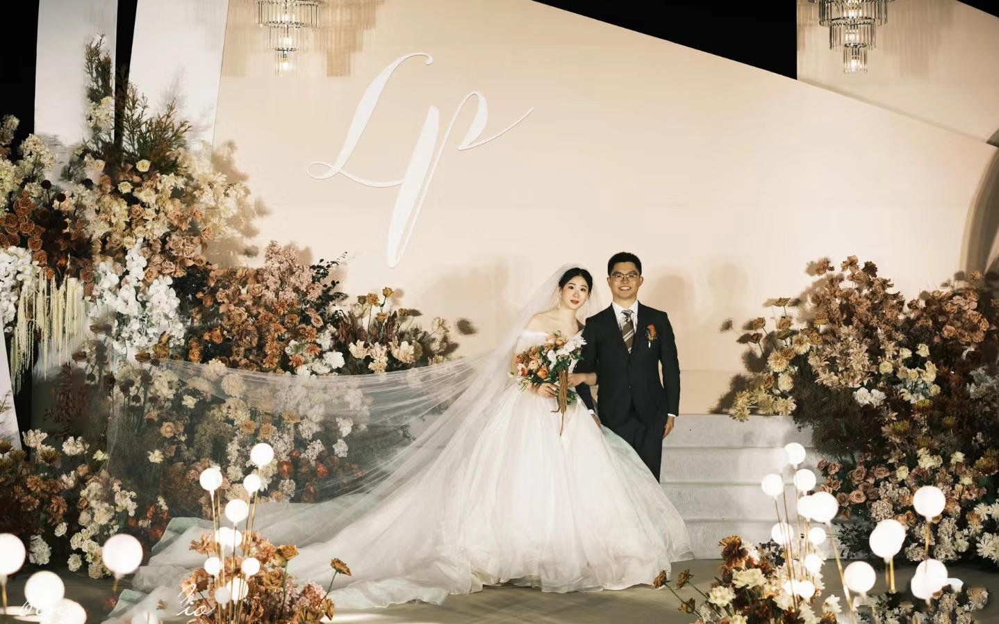 以香槟色为韵，打造温馨浪漫婚典
