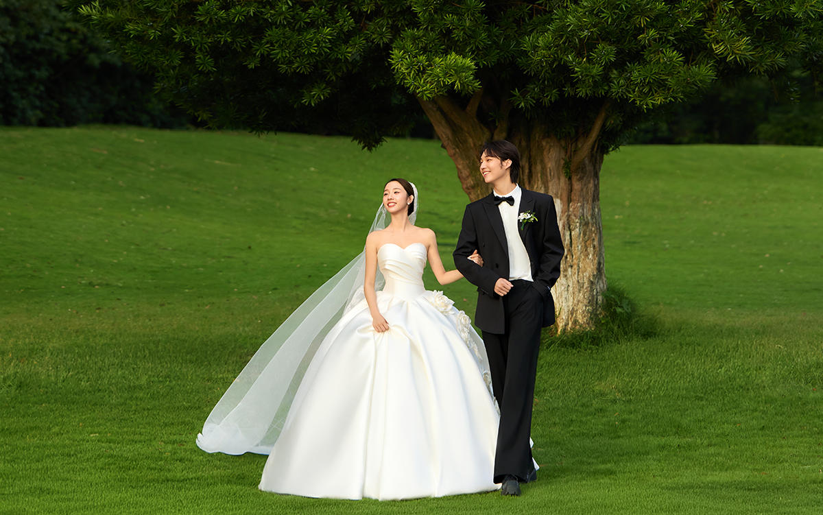??超治愈森系草坪婚紗照！早秋拍出韓劇電影感??