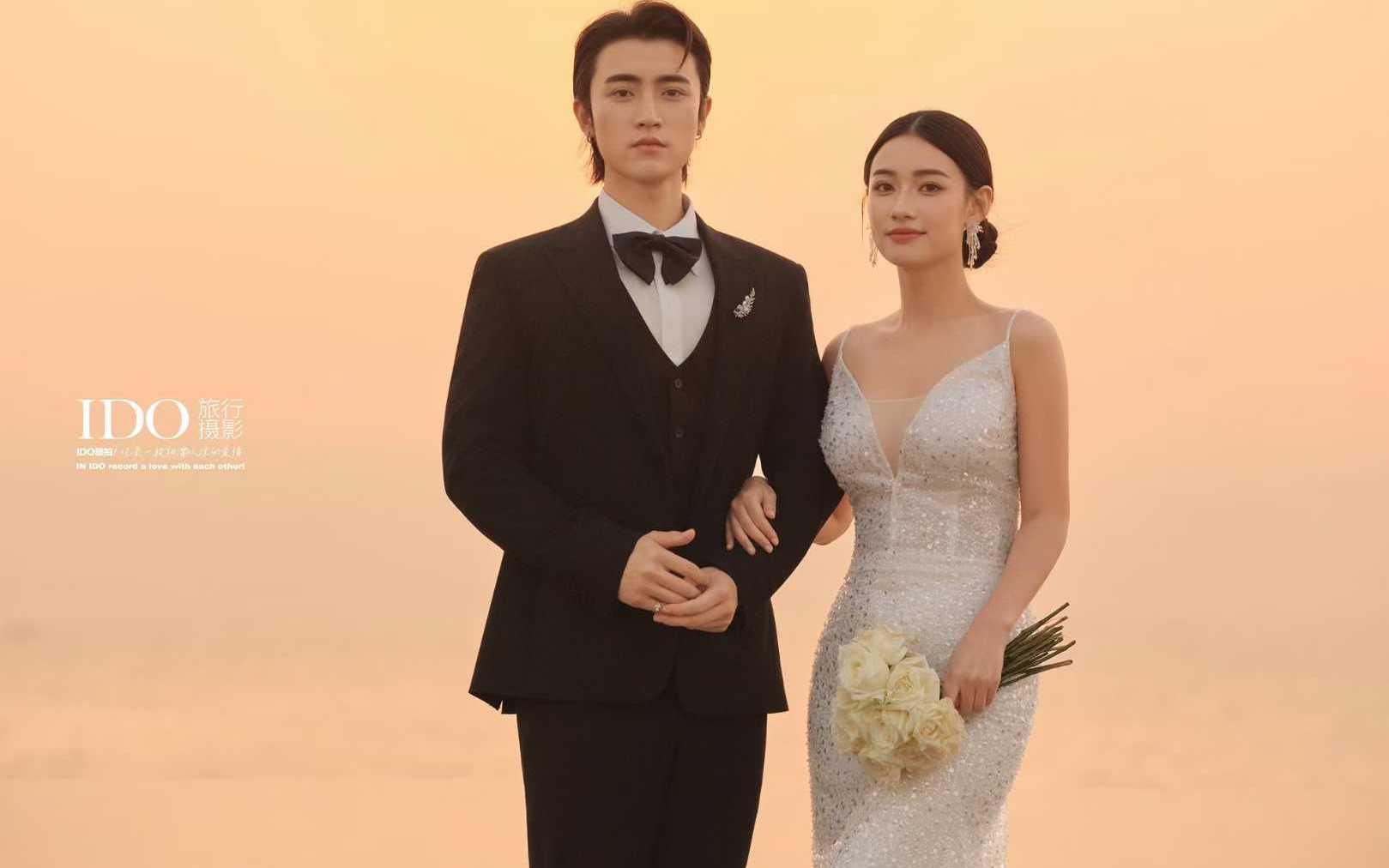 橘色夕阳下的海边婚纱照