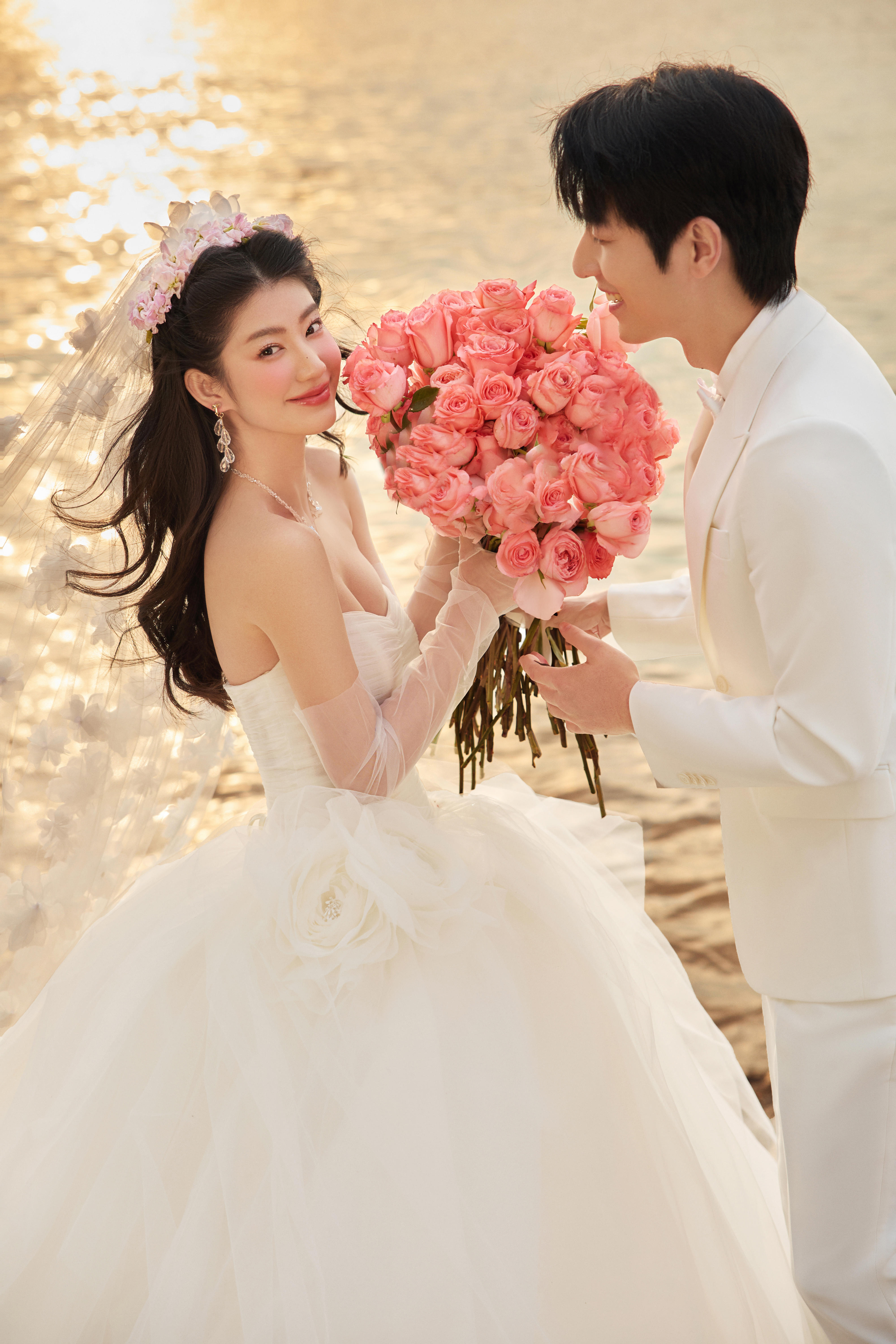 落日湖畔浪漫婚纱照 与你共赴余生之约