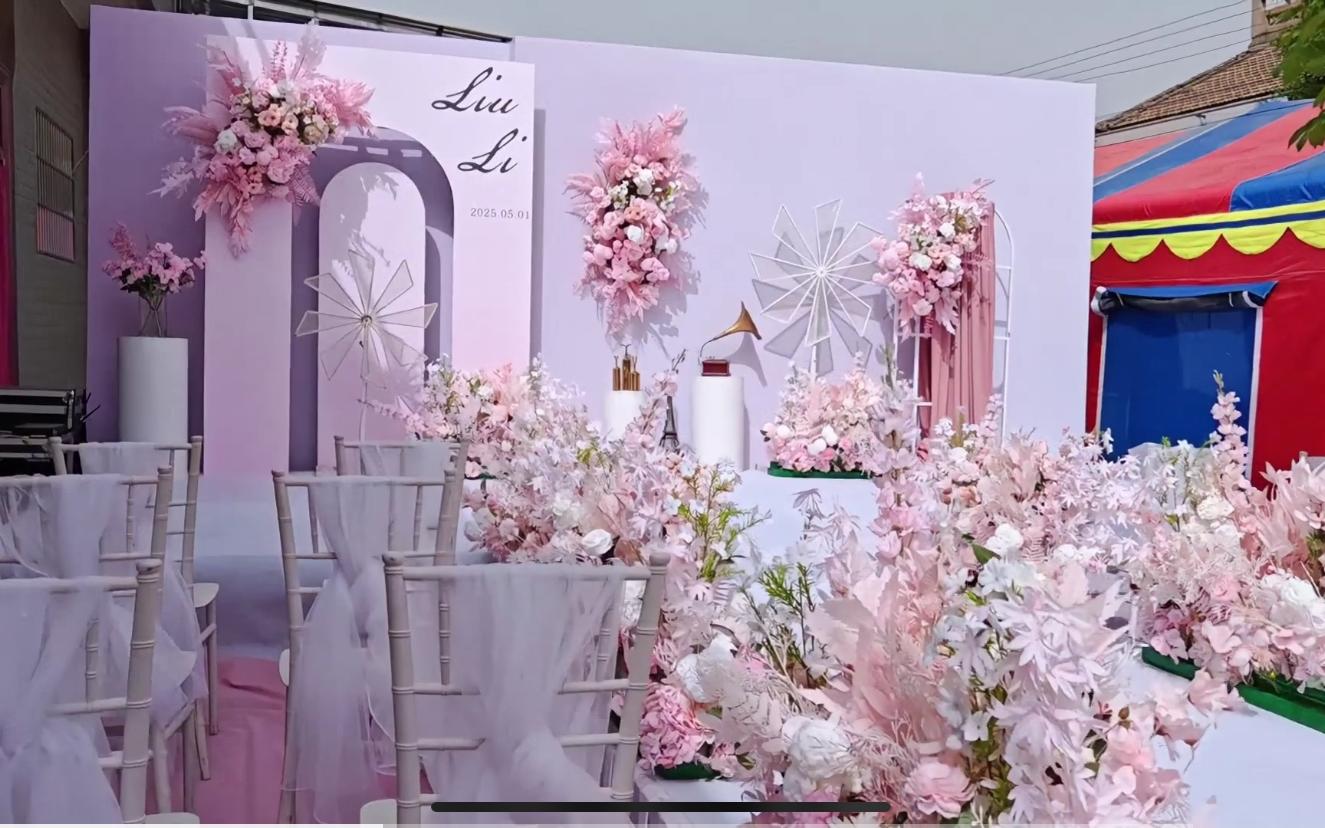 白粉色戶外簡(jiǎn)約婚禮布置