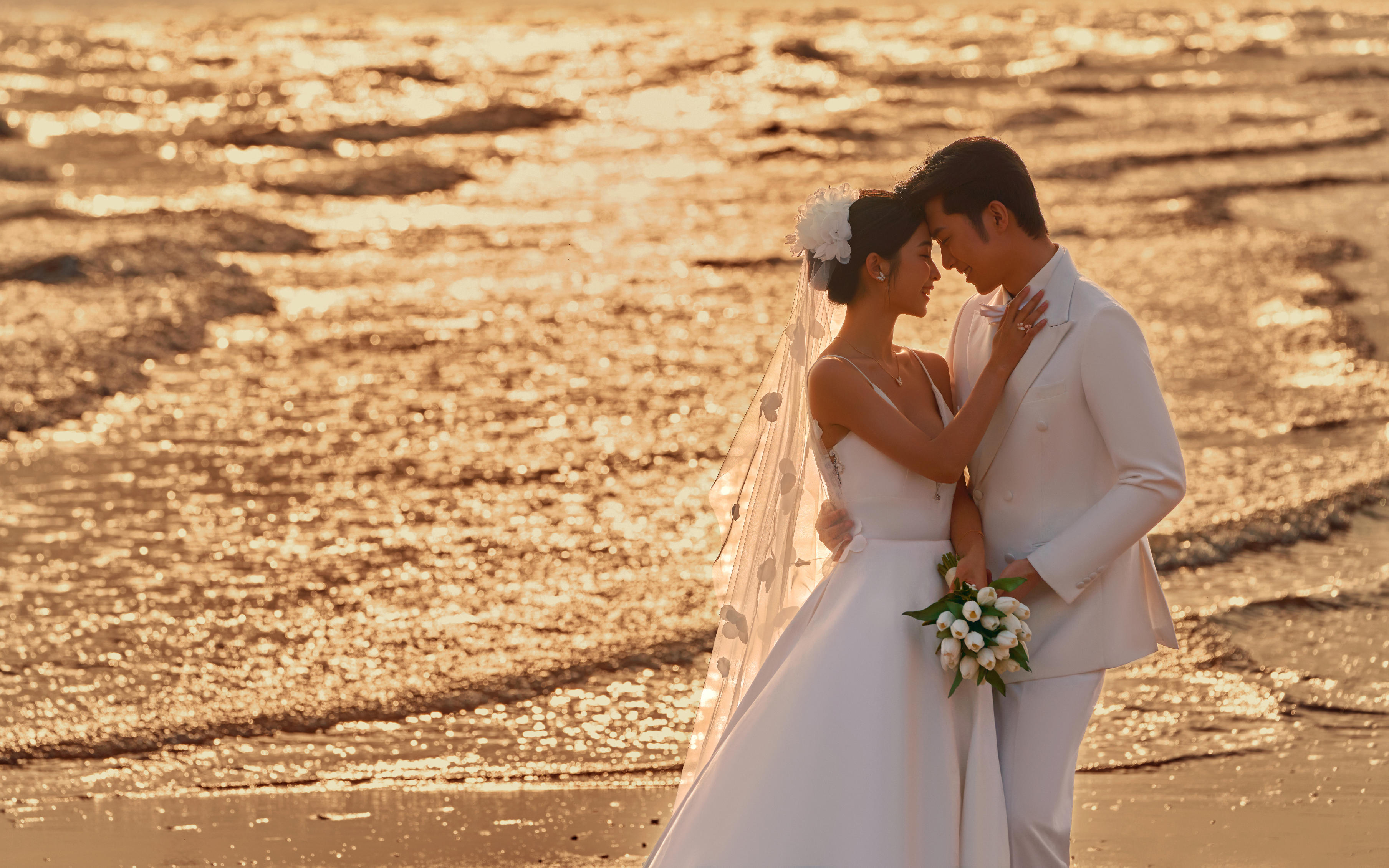這組夕陽海邊婚紗照被朋友追著問爆了！