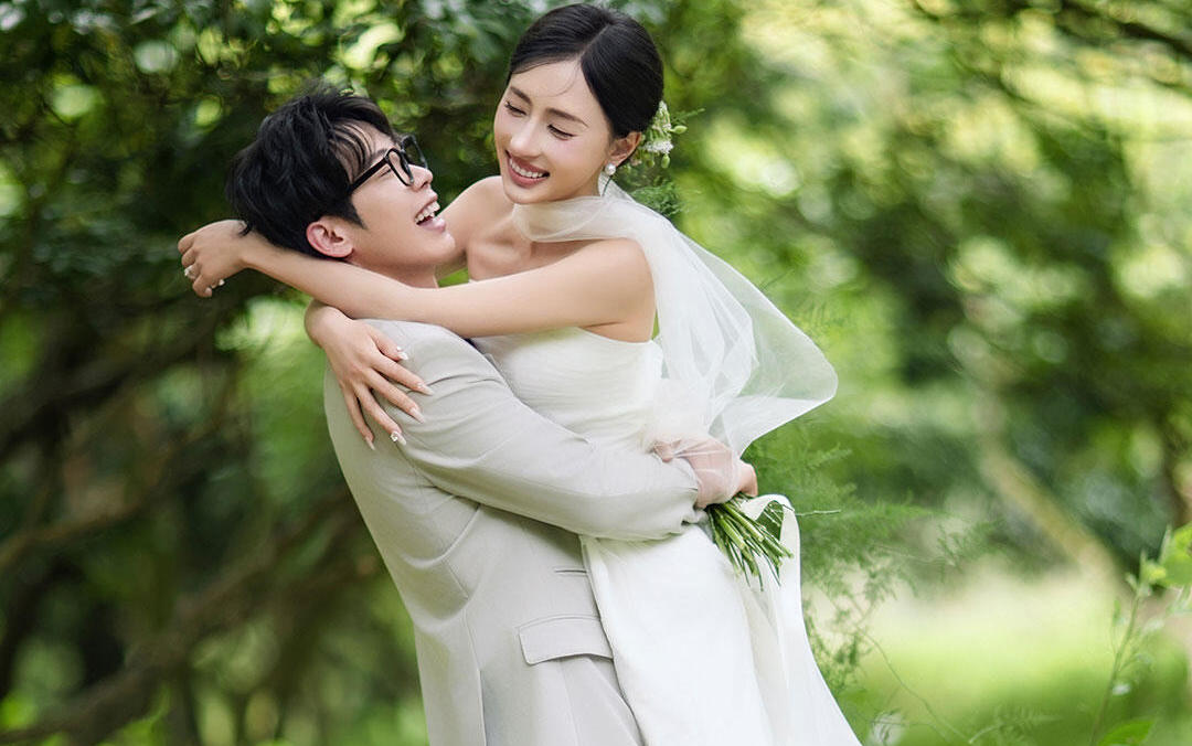 還得是草坪婚紗照??反復(fù)讓人心動(dòng)??