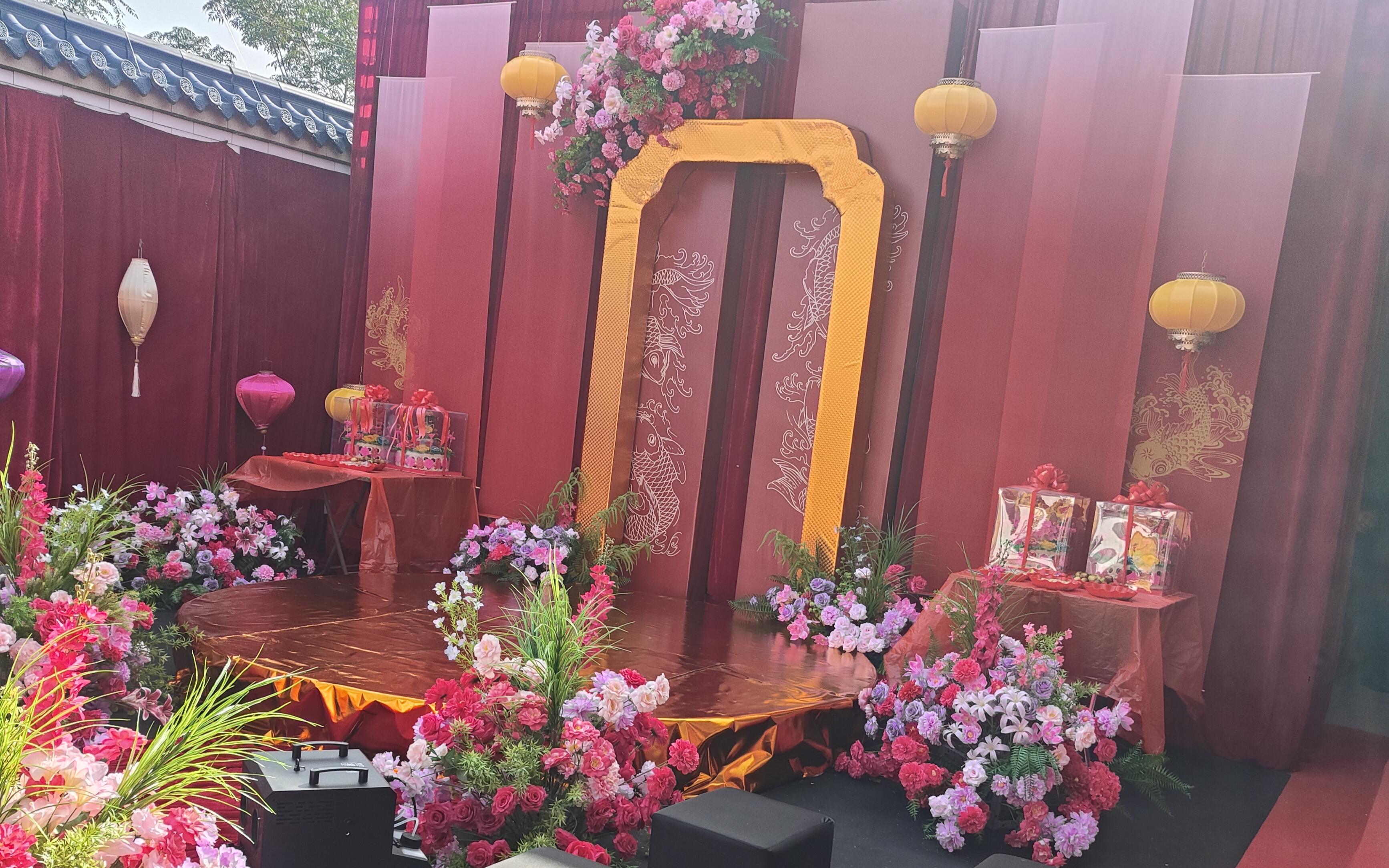 晨光作伴，花海为证，爱意绵延