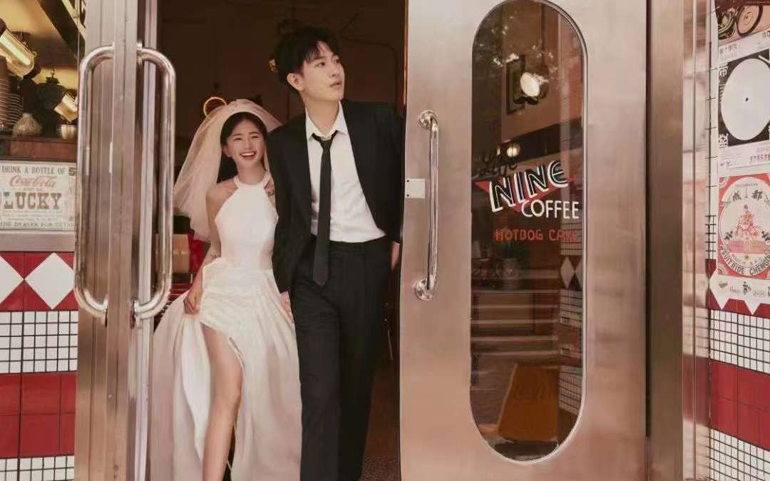 【恋爱画报】在咖啡馆拍的日杂胶片婚纱照☕果然很甜