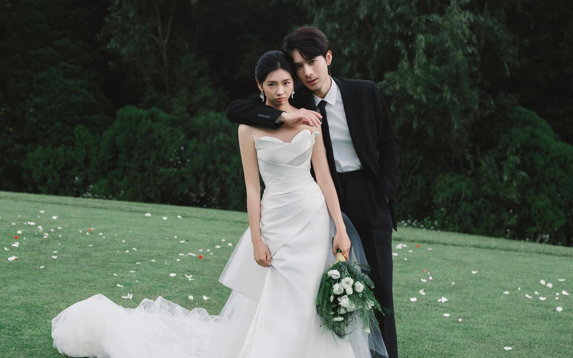 韩系草坪婚纱照，氛围感拉满