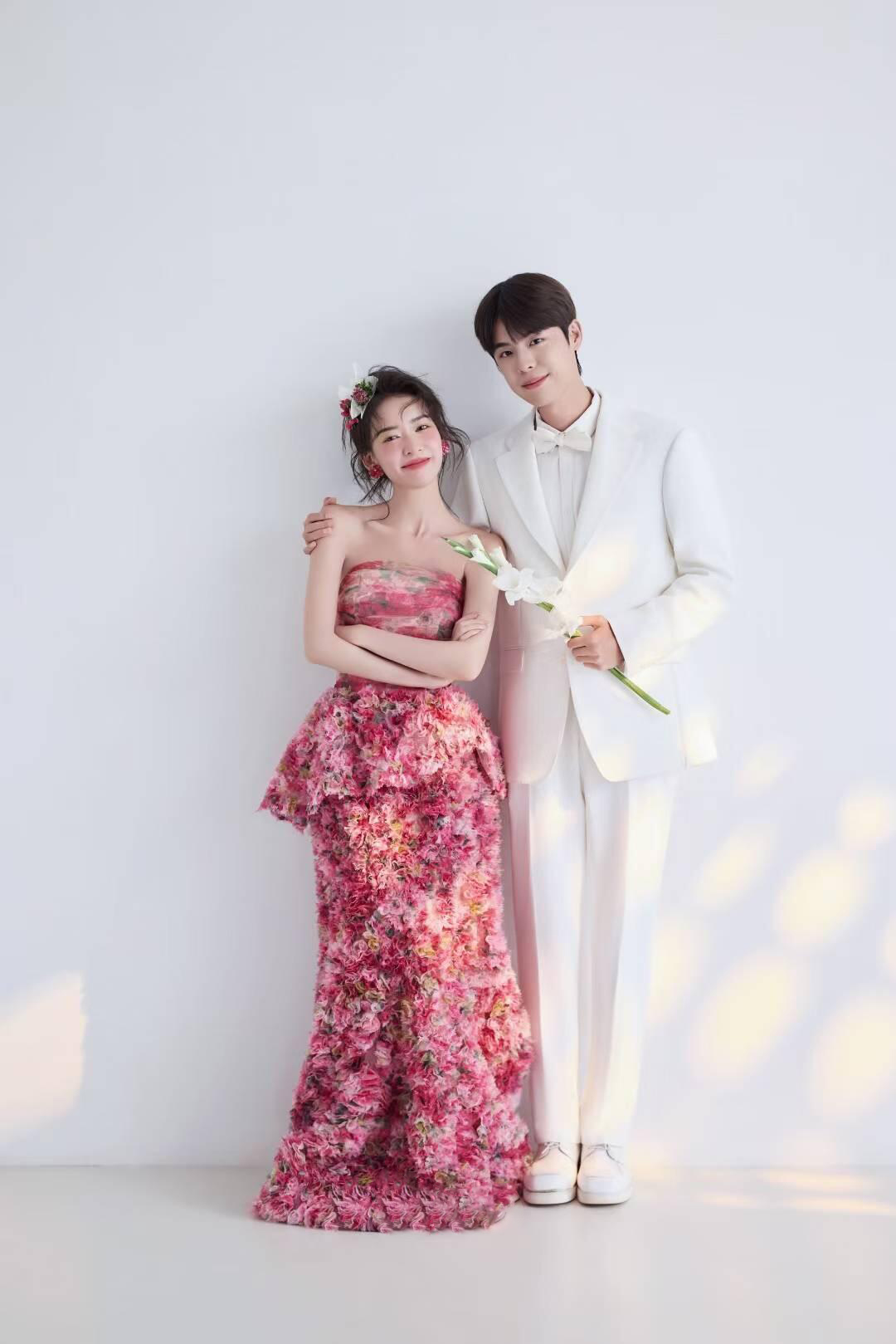 室内极简风婚纱照