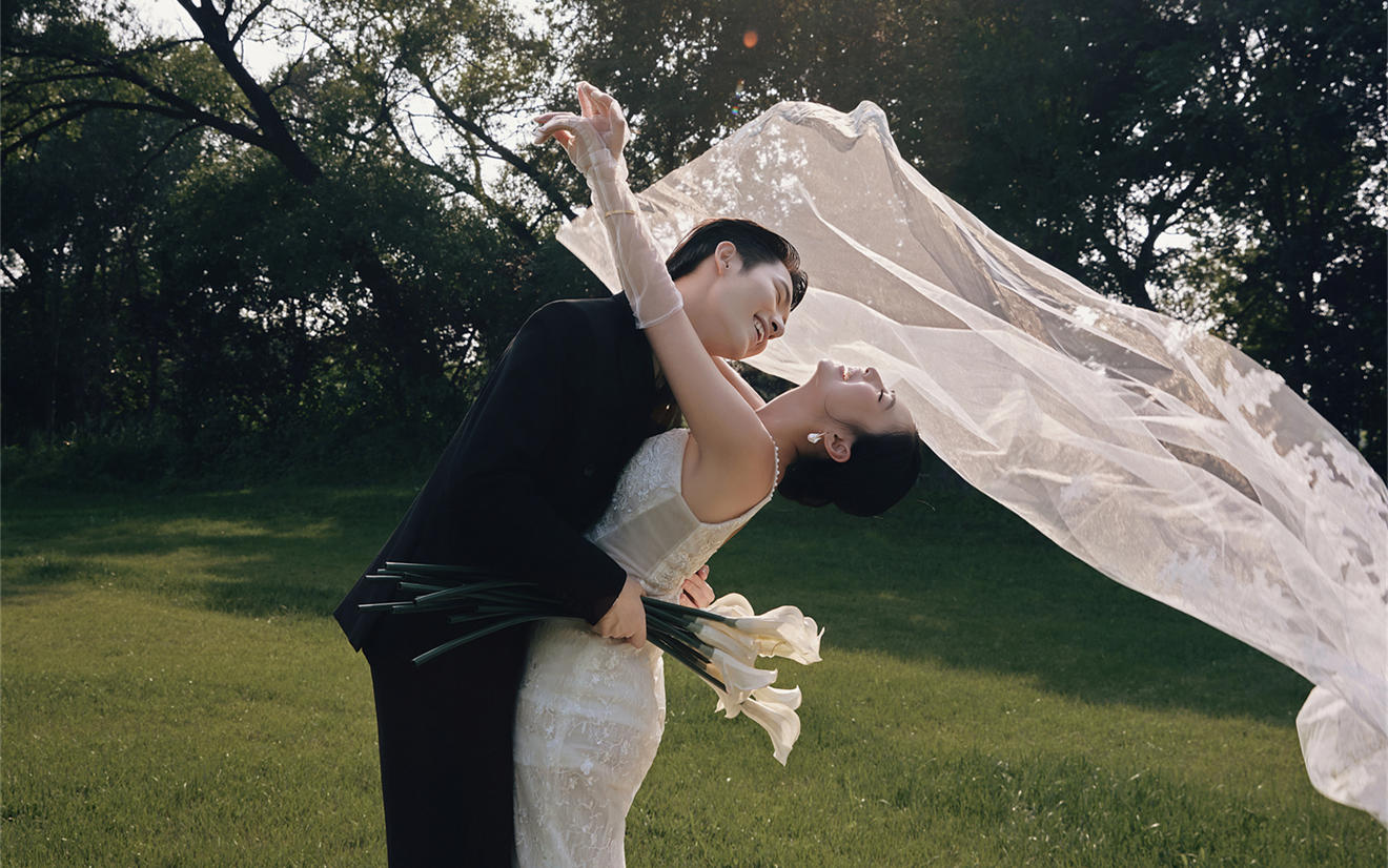 纪实互动感草坪婚纱照