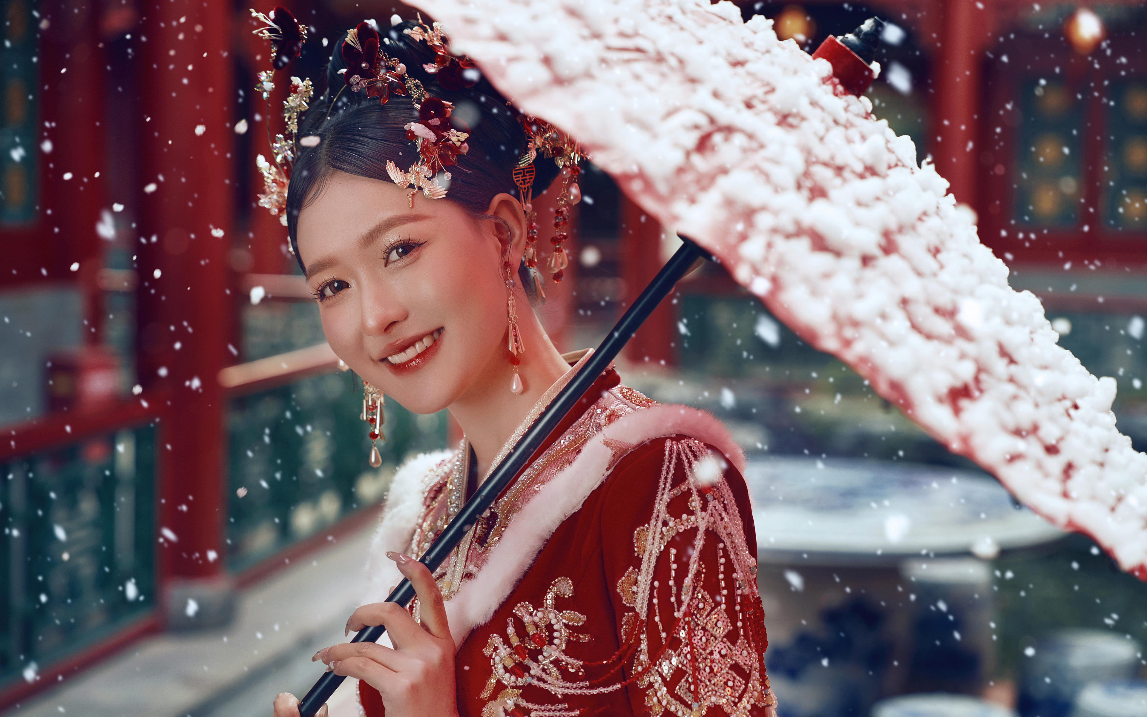 白雪镶红墙，碎碎坠琼芳