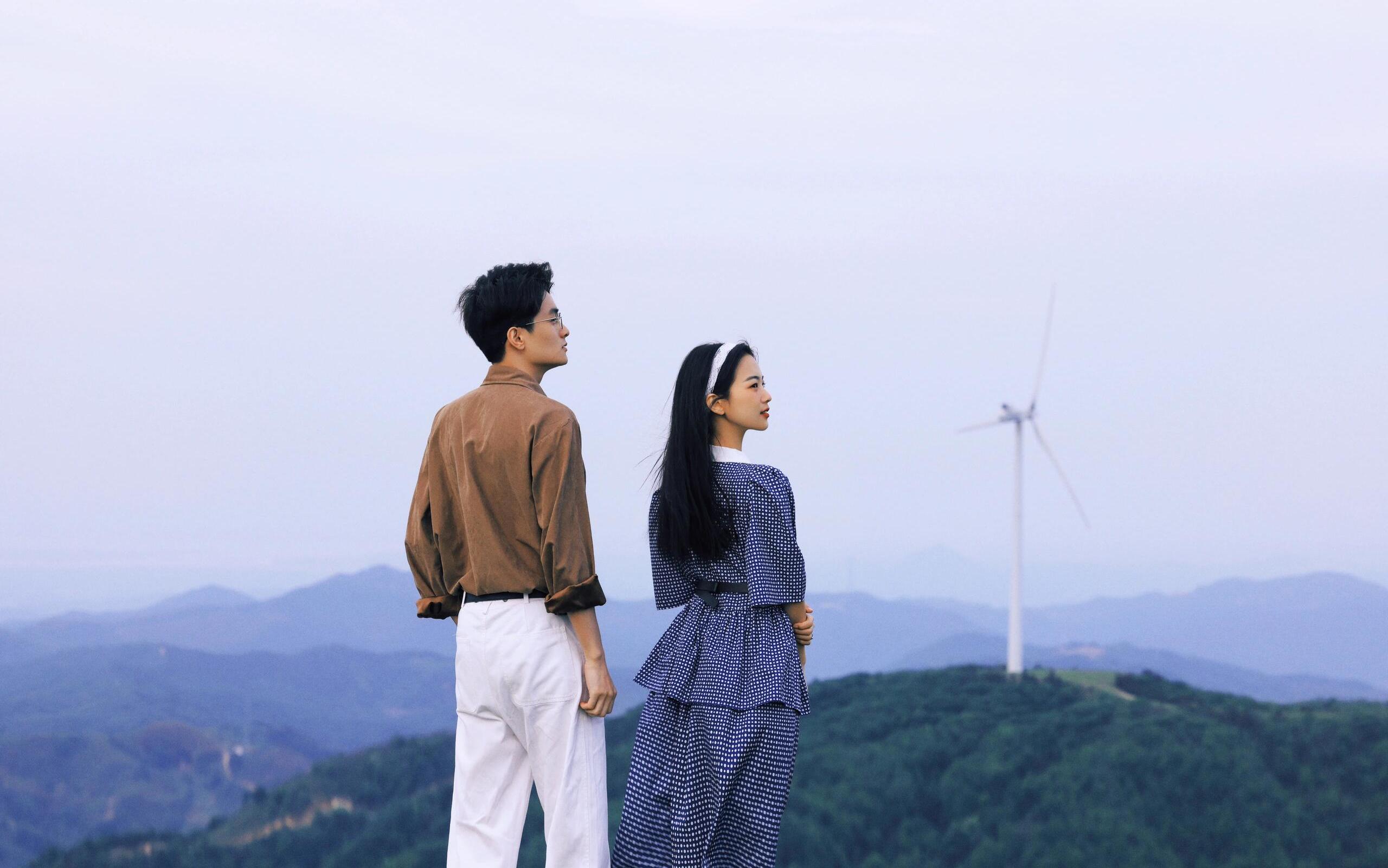 山顶胶片婚纱照｜让自由与爱在风中肆意☁️