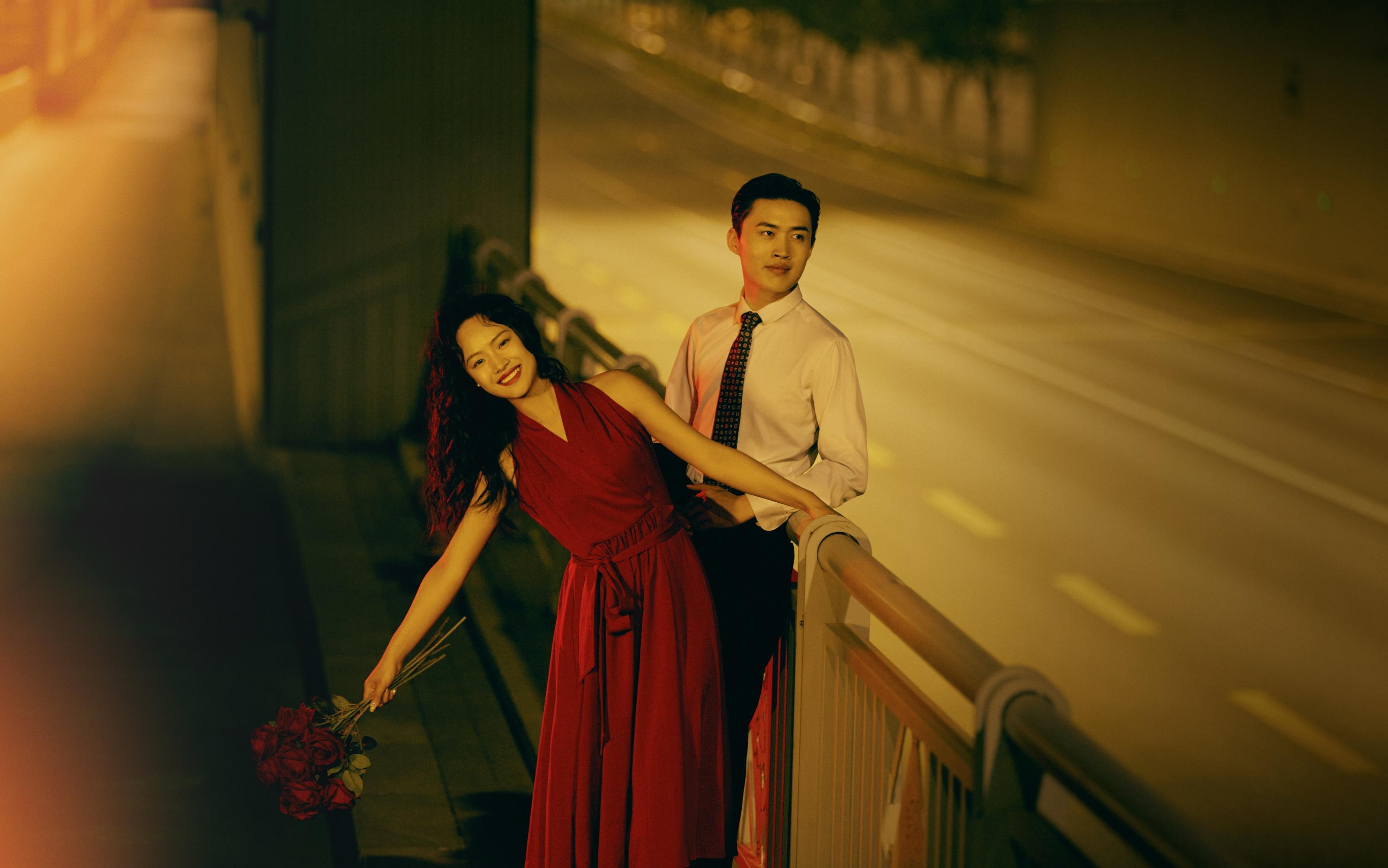 小紅裙在隧道里拍婚紗照真的太有感覺(jué)啦