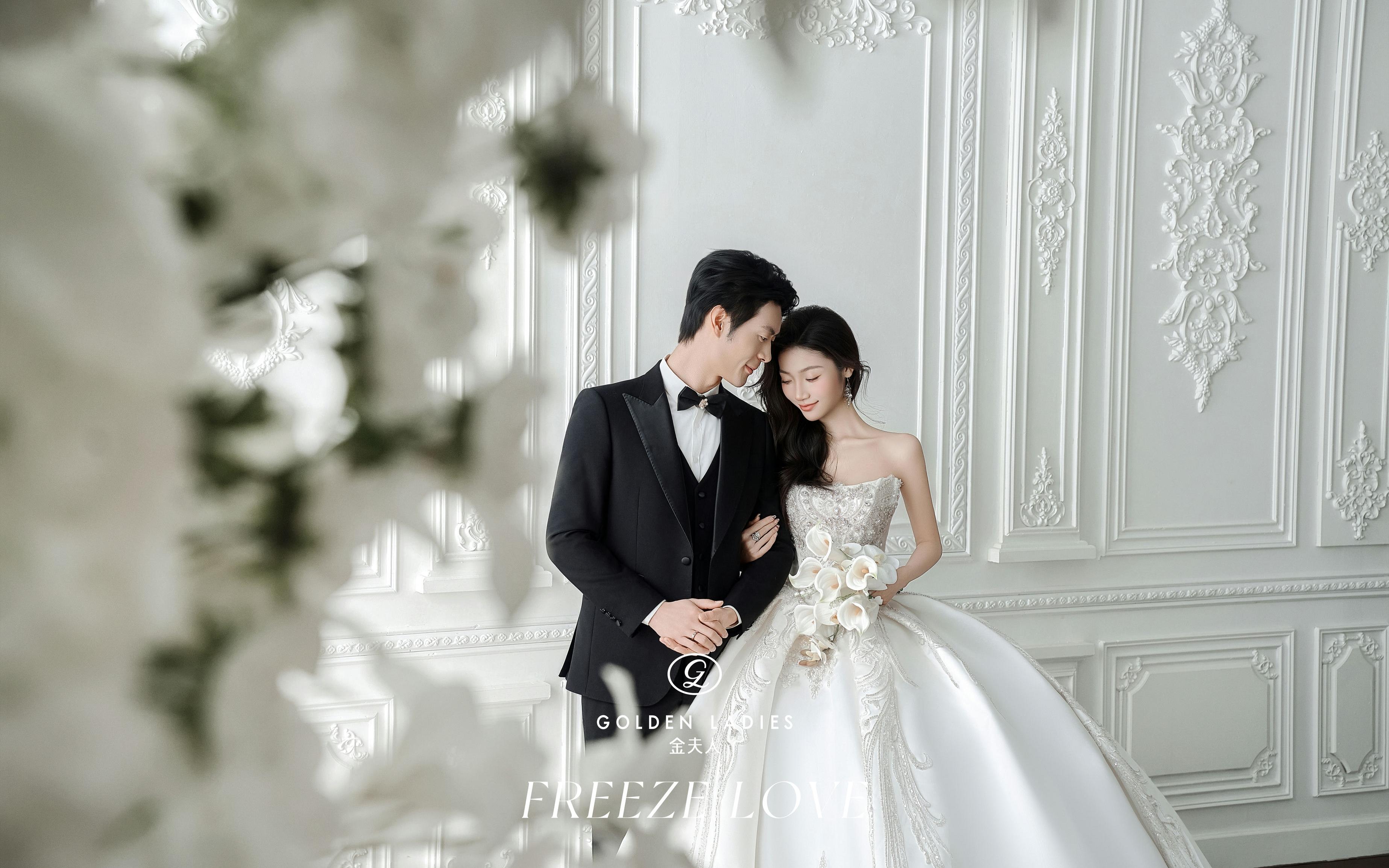 高級感??太喜歡極簡的重工婚紗照啦