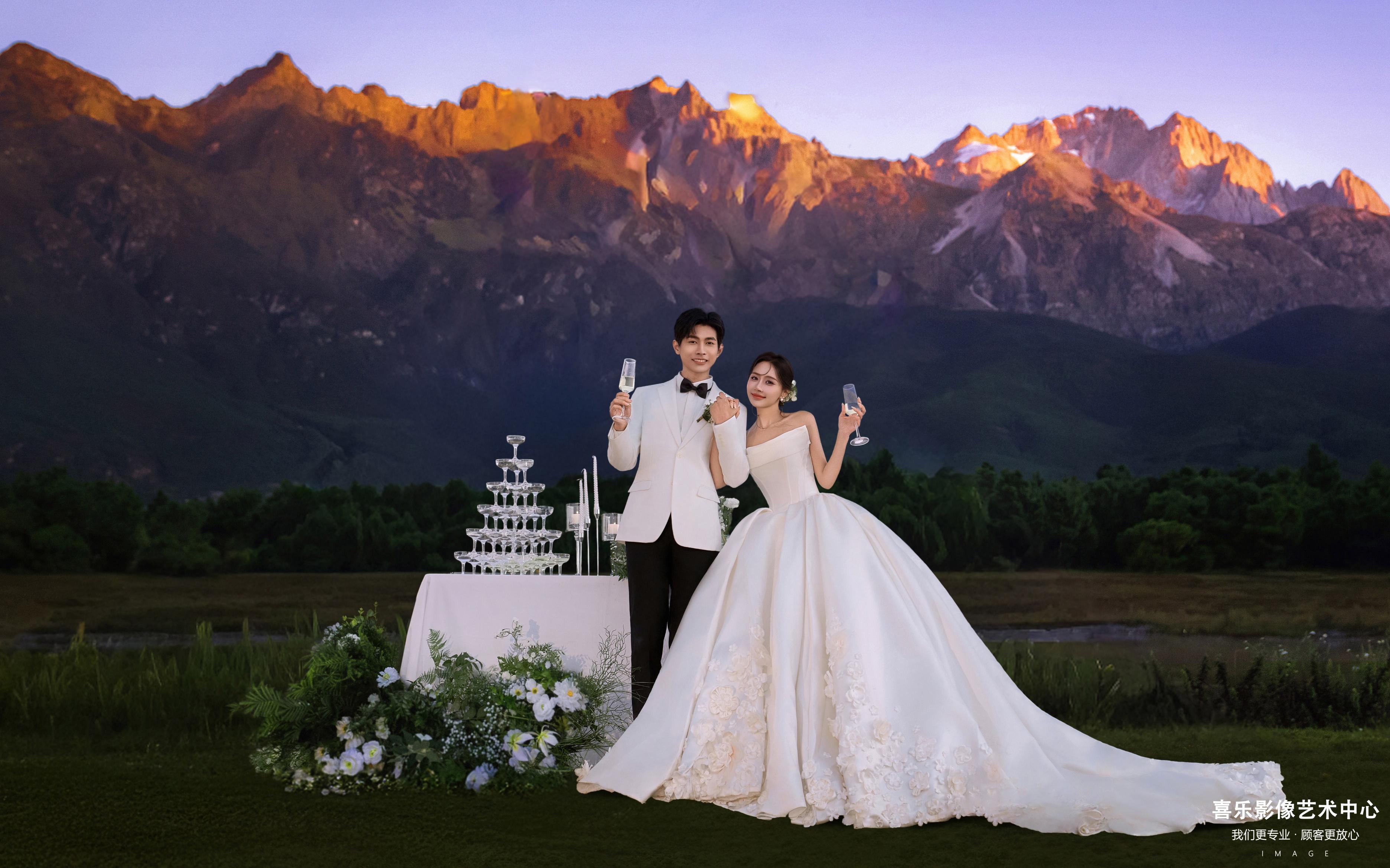 鎏金山前，白西裝與緞紗的儀式感婚拍定格