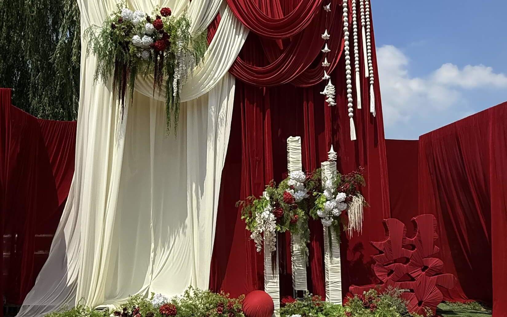 【美卡婚禮】戶外庭院—紅白挑高布幔高級(jí)感婚禮布置