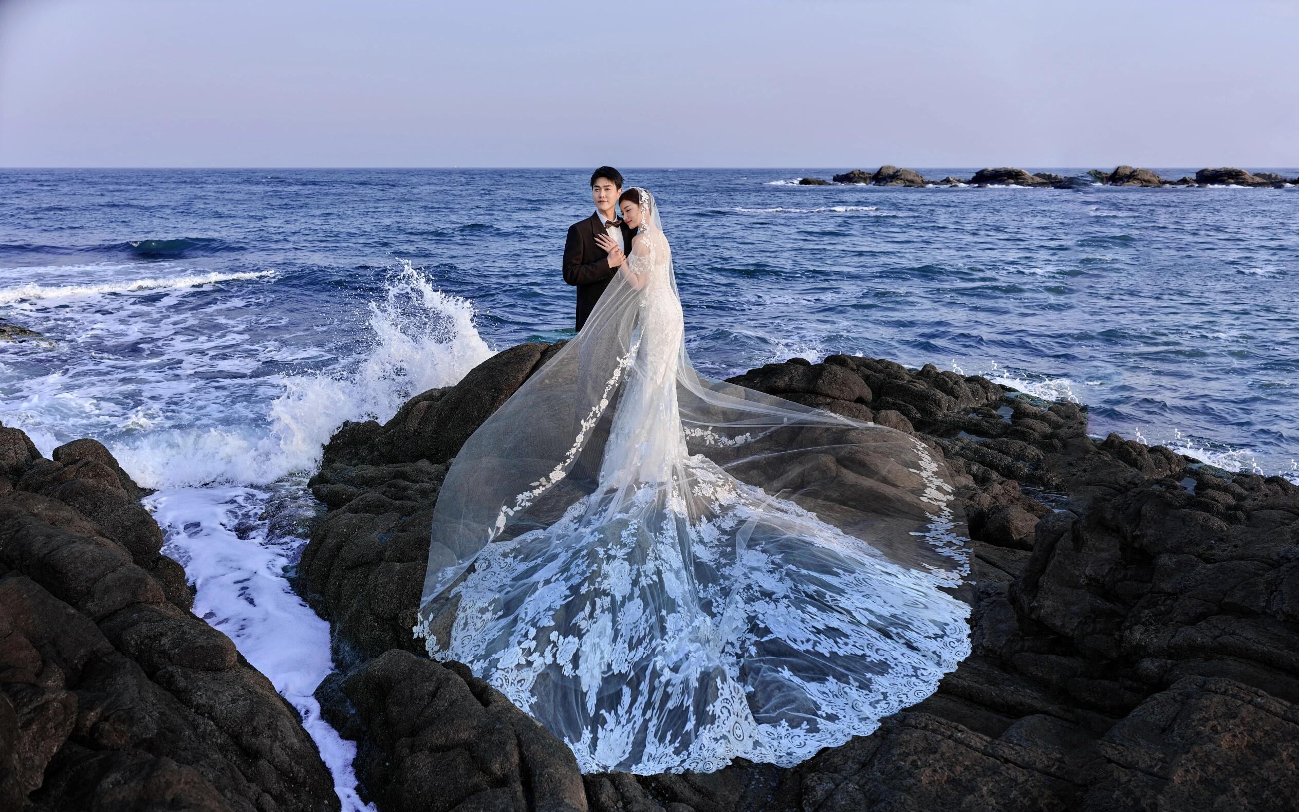 超美的礁石婚纱照  