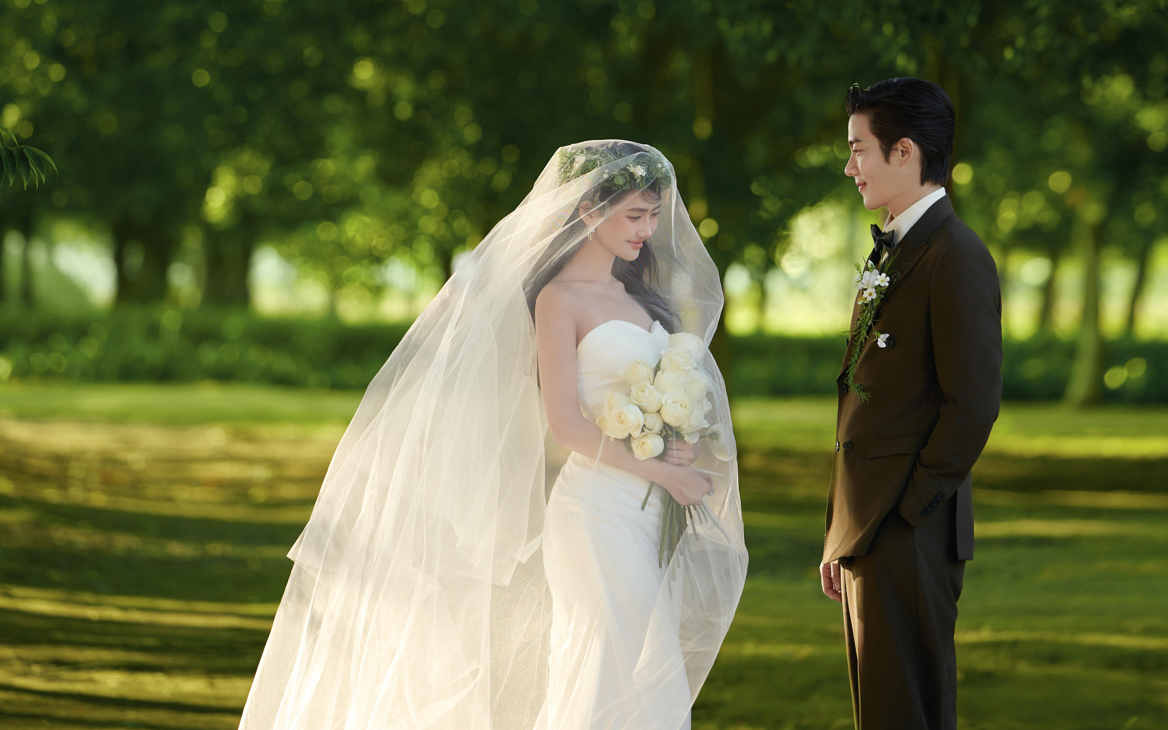 森系婚照｜綠意作伴，用鏡頭定格自然里的純粹愛(ài)戀