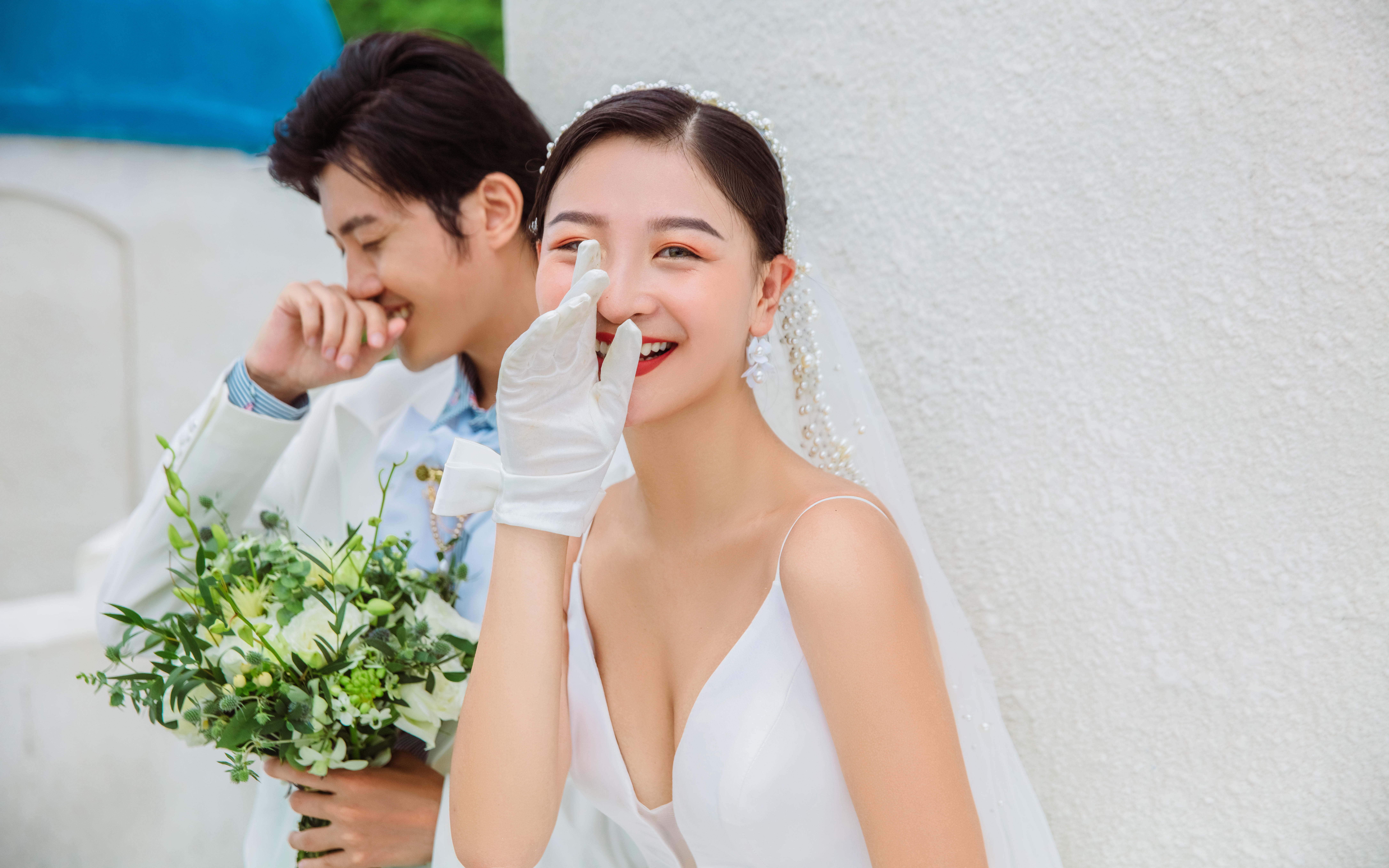 白纱与手捧花映照下的小美女