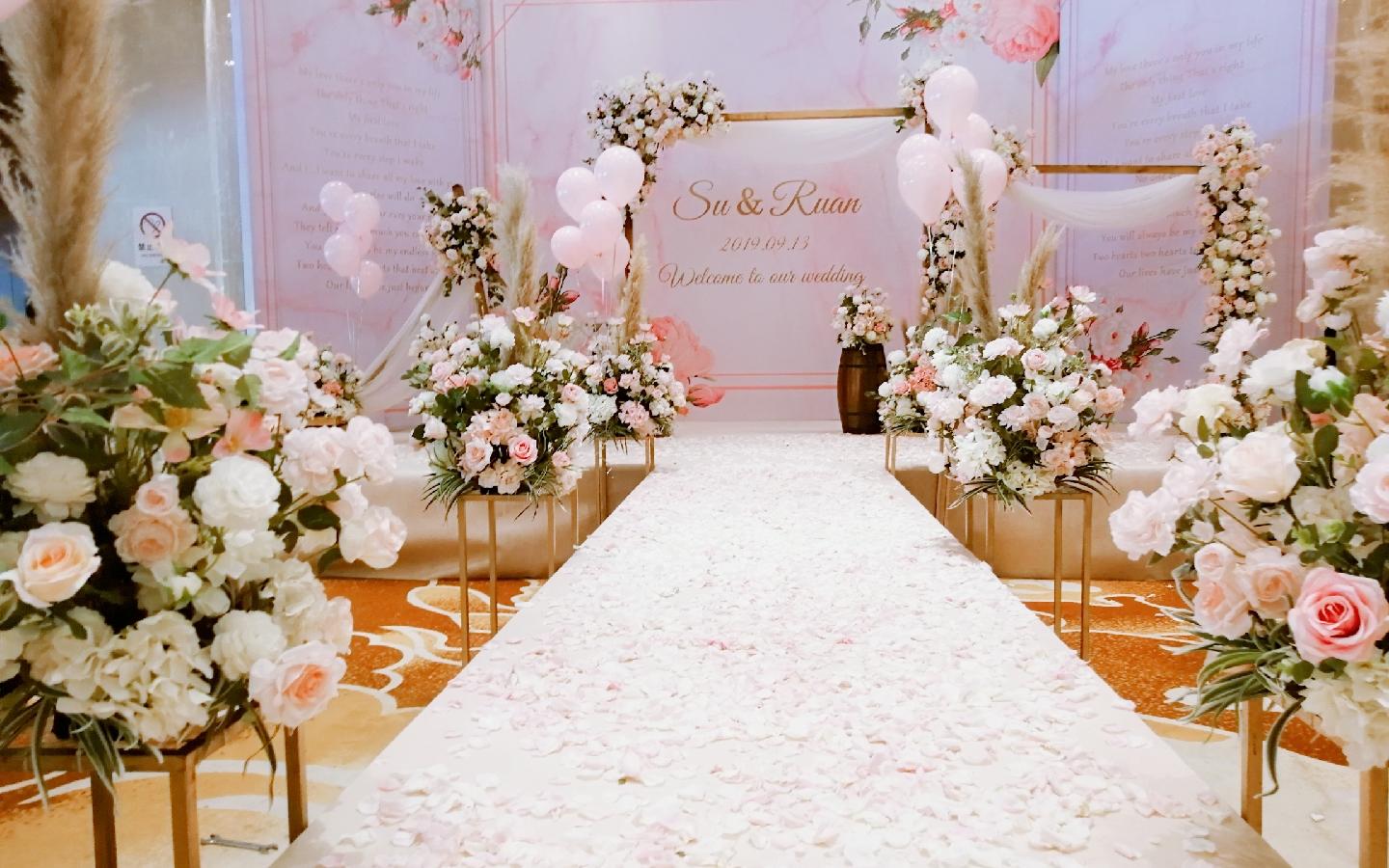 三亚室内酒店特惠微定制婚礼设计一价全包婚车捧花