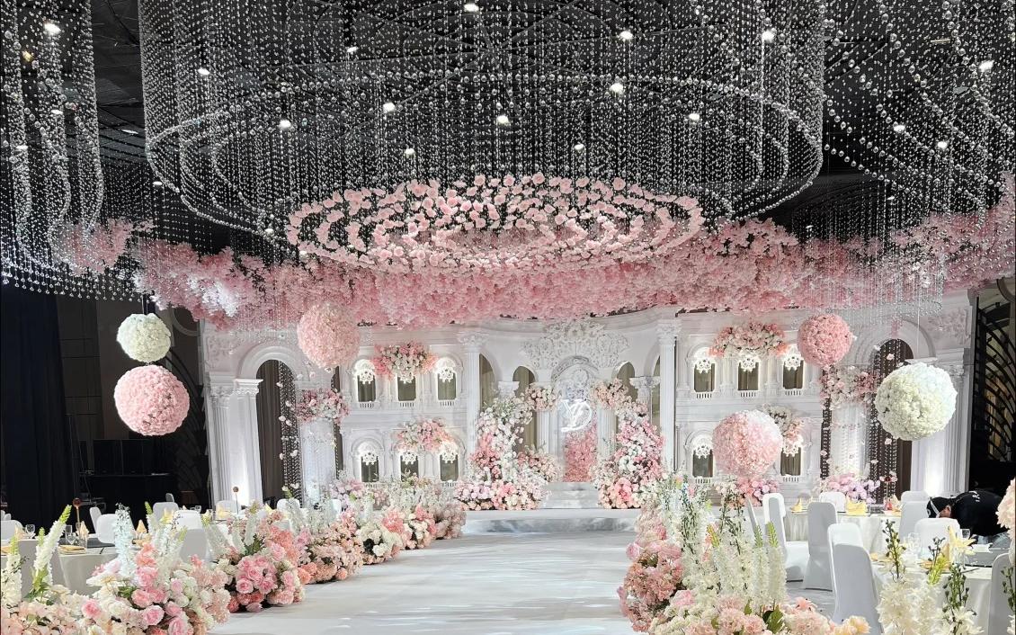 粉色泡雕水晶吊顶婚礼