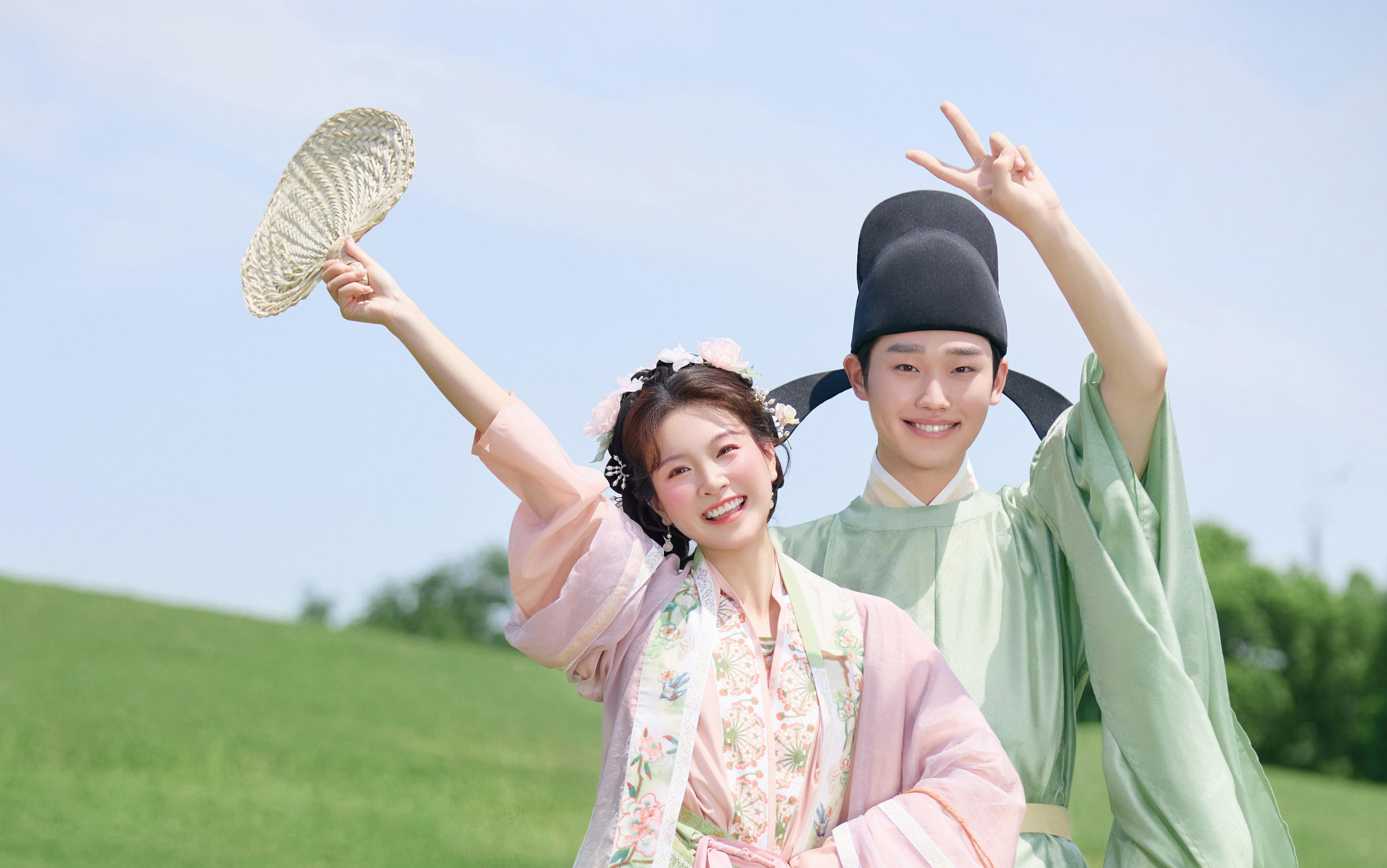 赴一場(chǎng)春日宴??漢服婚紗照拍成甜寵劇??