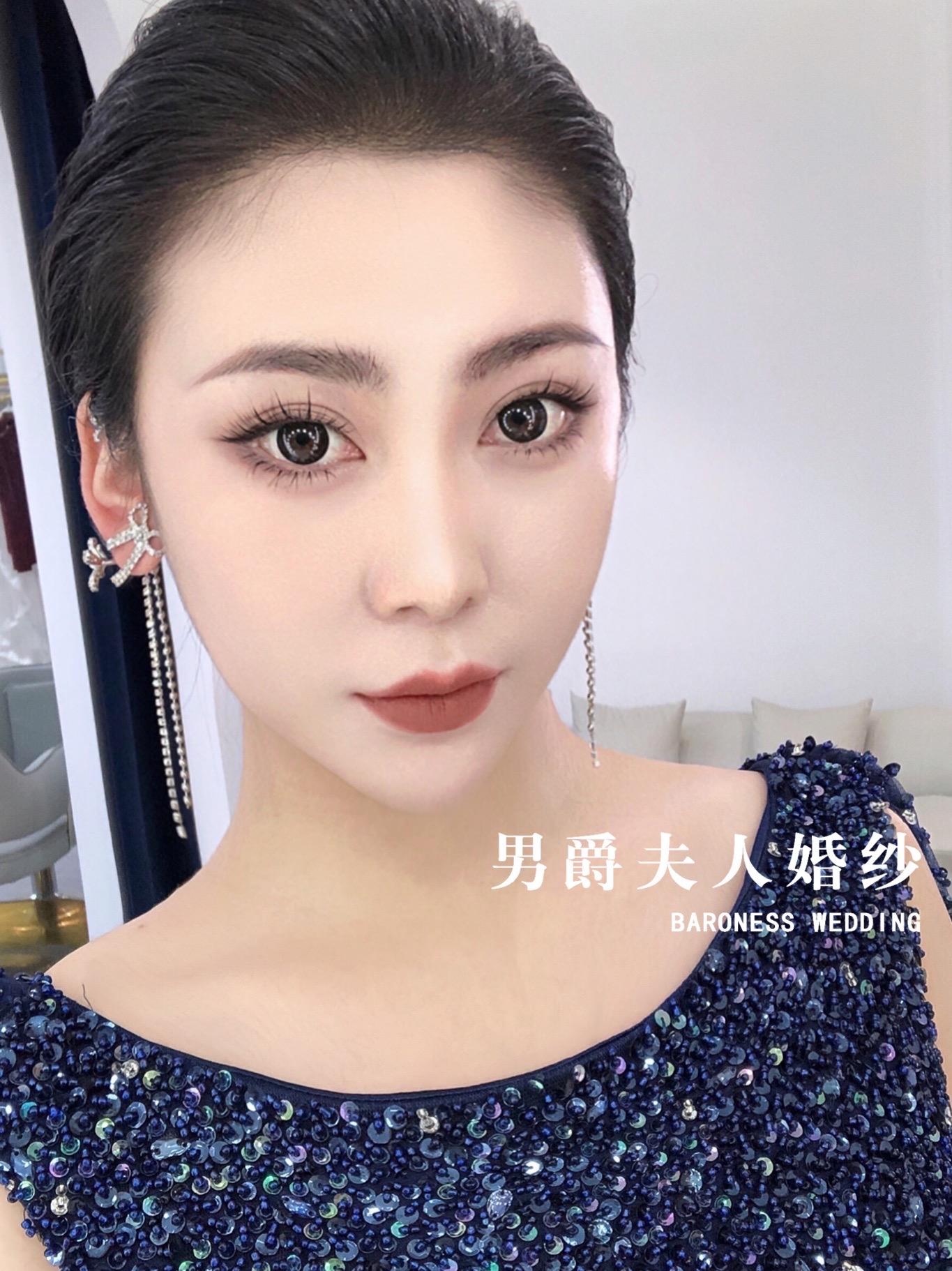 真实客照-大气简约敬酒妆照 