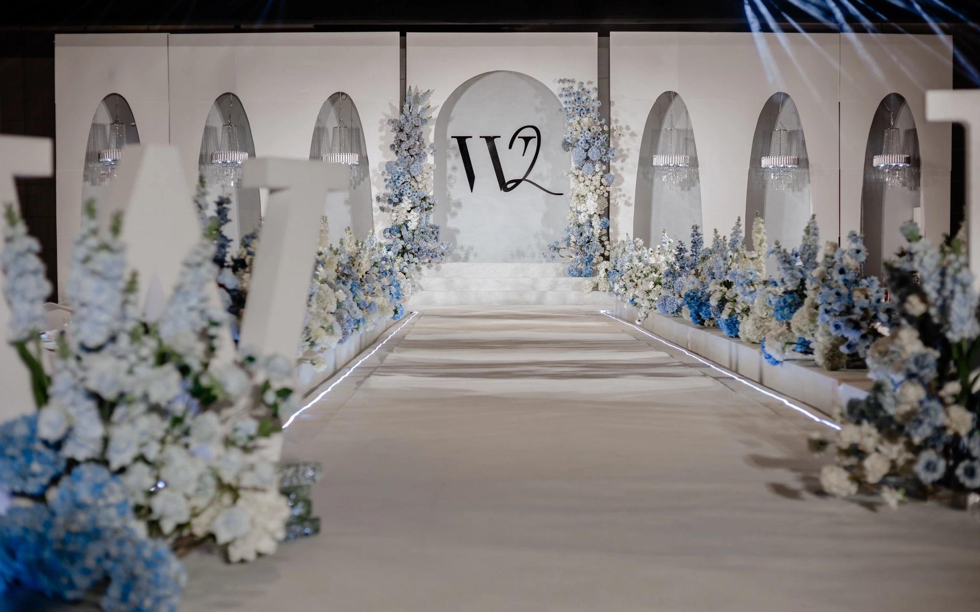 白底蓝色花欧式拱形背景 