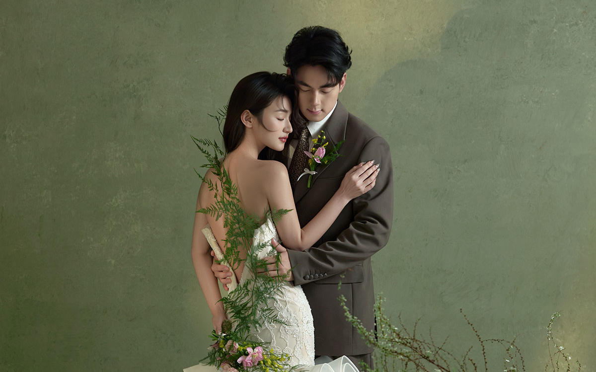 浅绿柔境白纱婚照，亲昵相拥裹满轻氧浪漫🌿