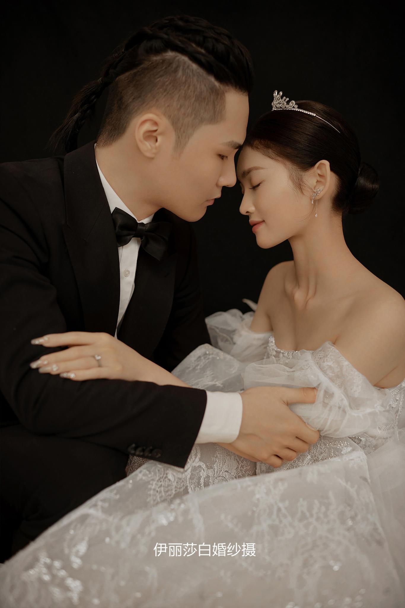 4699套餐送：跟妆+新娘4套+伴娘服+伴郎服 