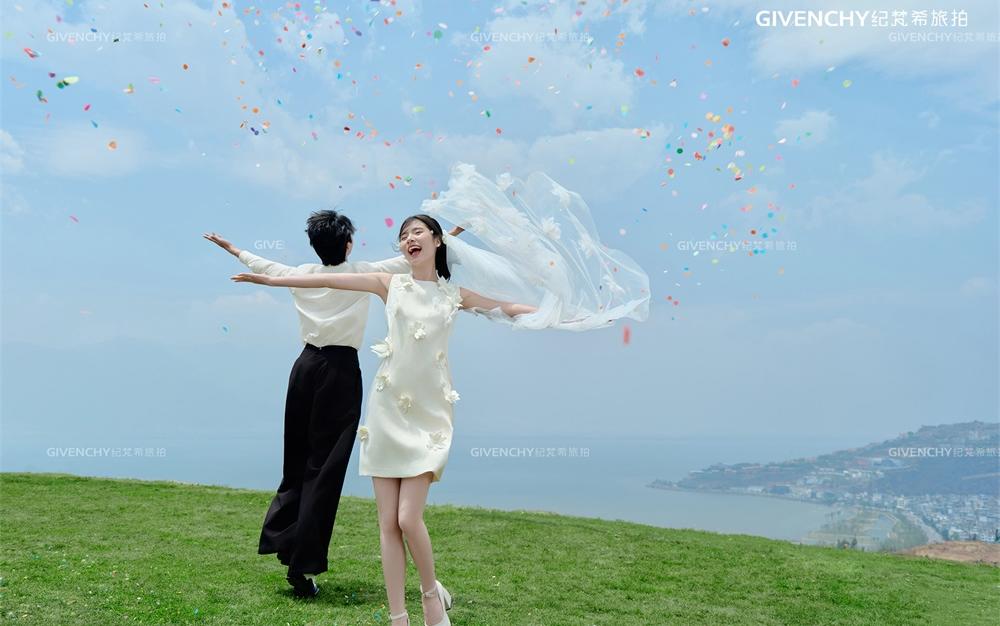 【大理新品】00后小情侣拍的小清新草坪婚纱照