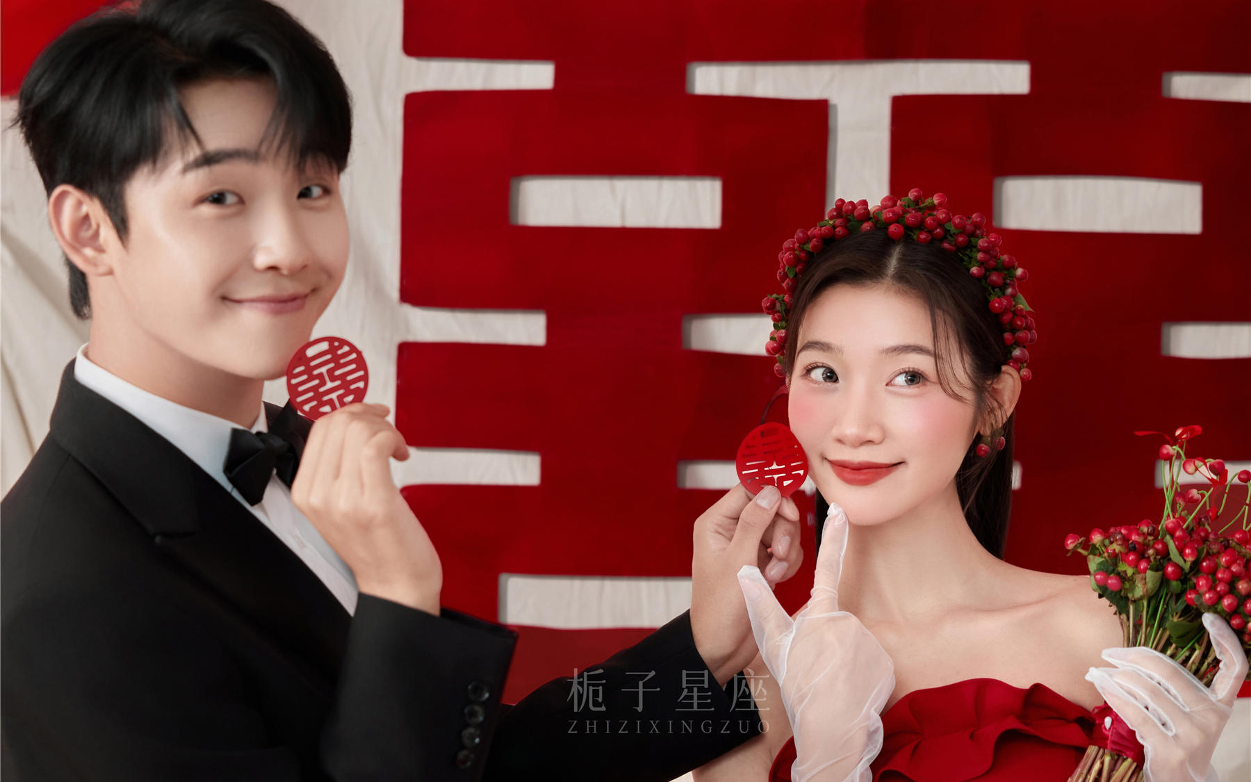 ??喜嫁風(fēng)婚紗照｜把愛意揉進(jìn)紅與白的浪漫里?