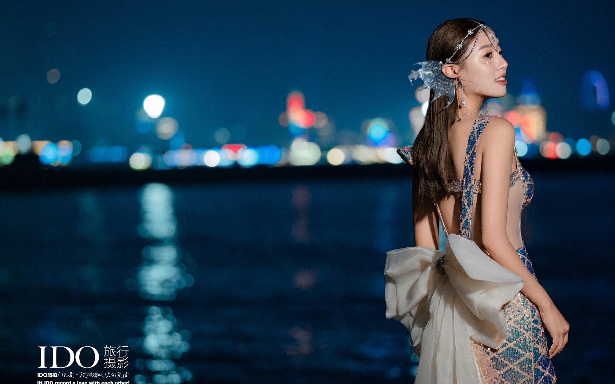 河畔夜景碎花礼服氛围感海景婚纱照
