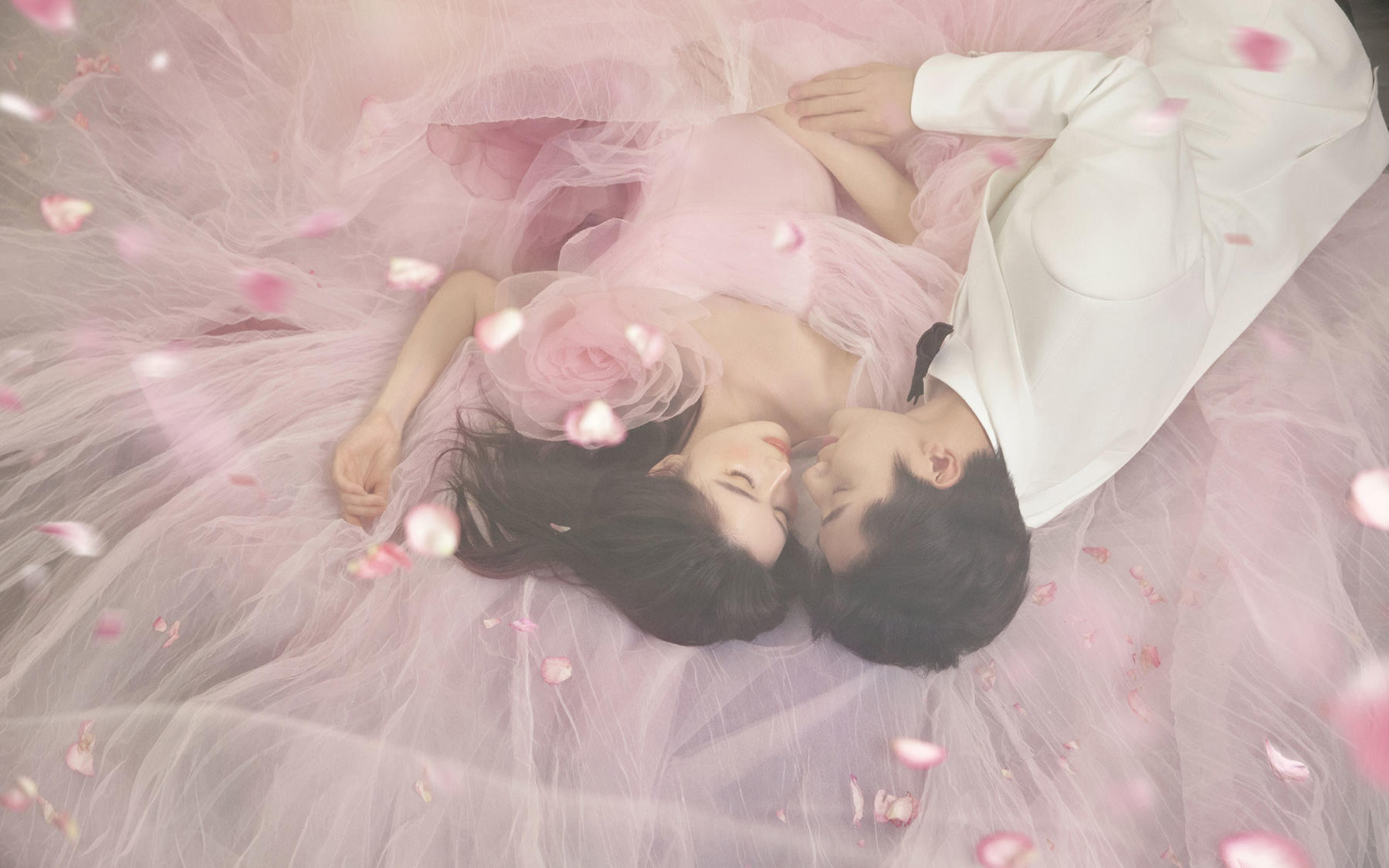 柔墙光里粉裙轻，白袂相携意自盈