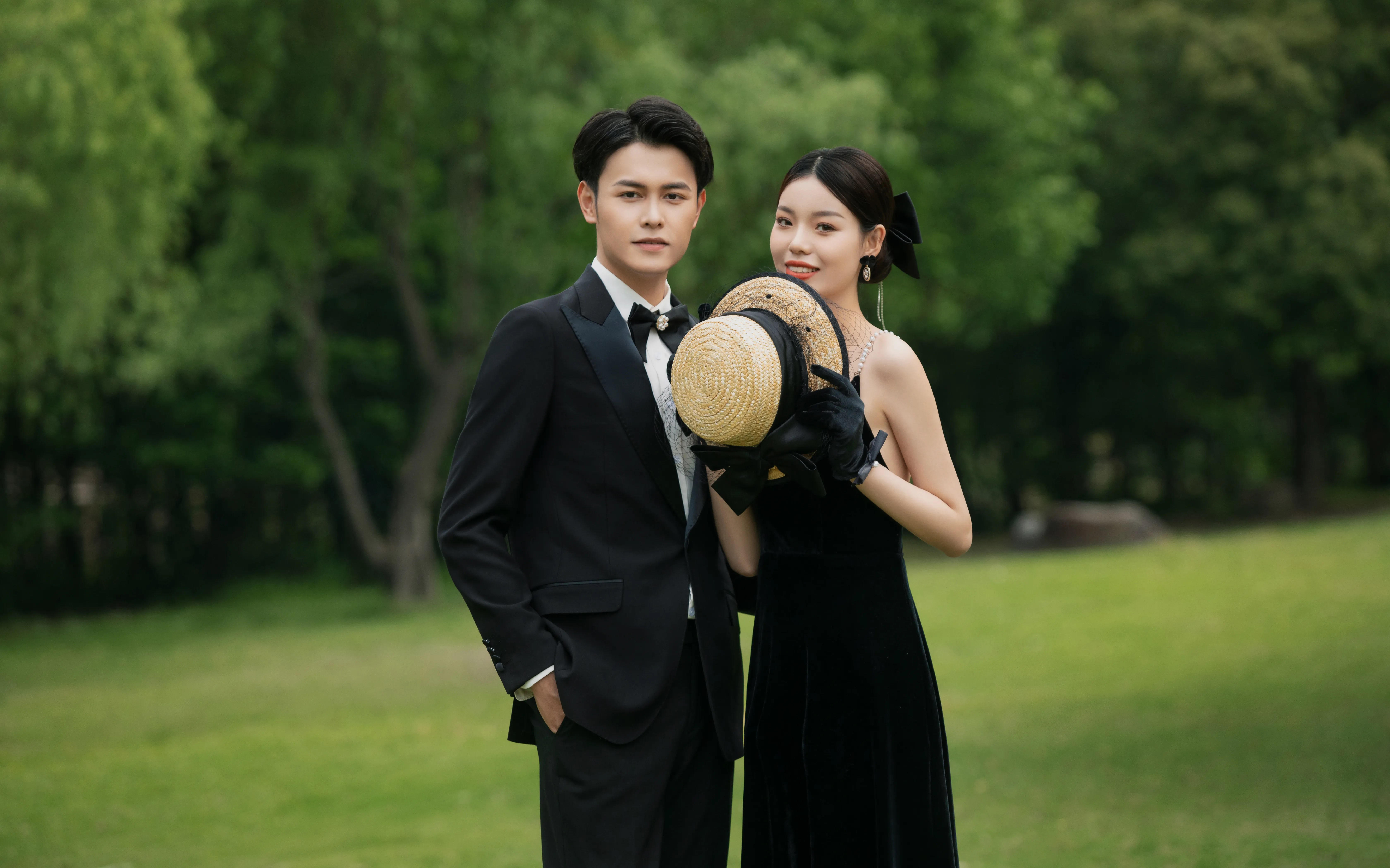 【施华洛摄影】优雅与浪漫并存🍃草坪赫本风婚纱照