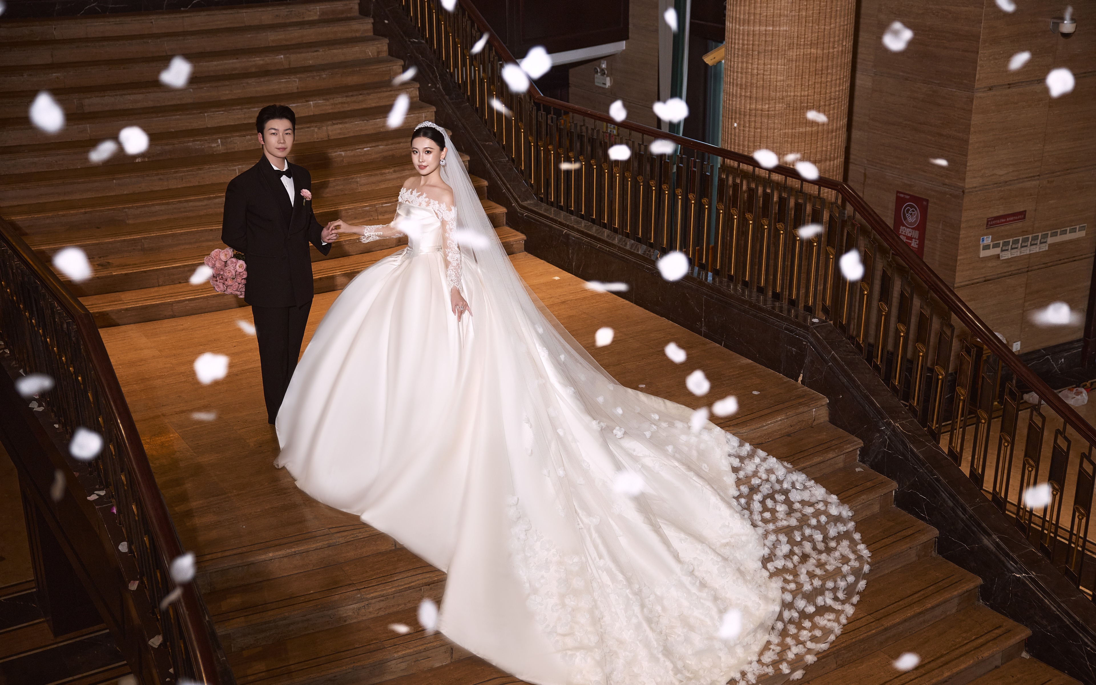 【客片分享】谁能拒绝漫天花瓣的古堡婚礼