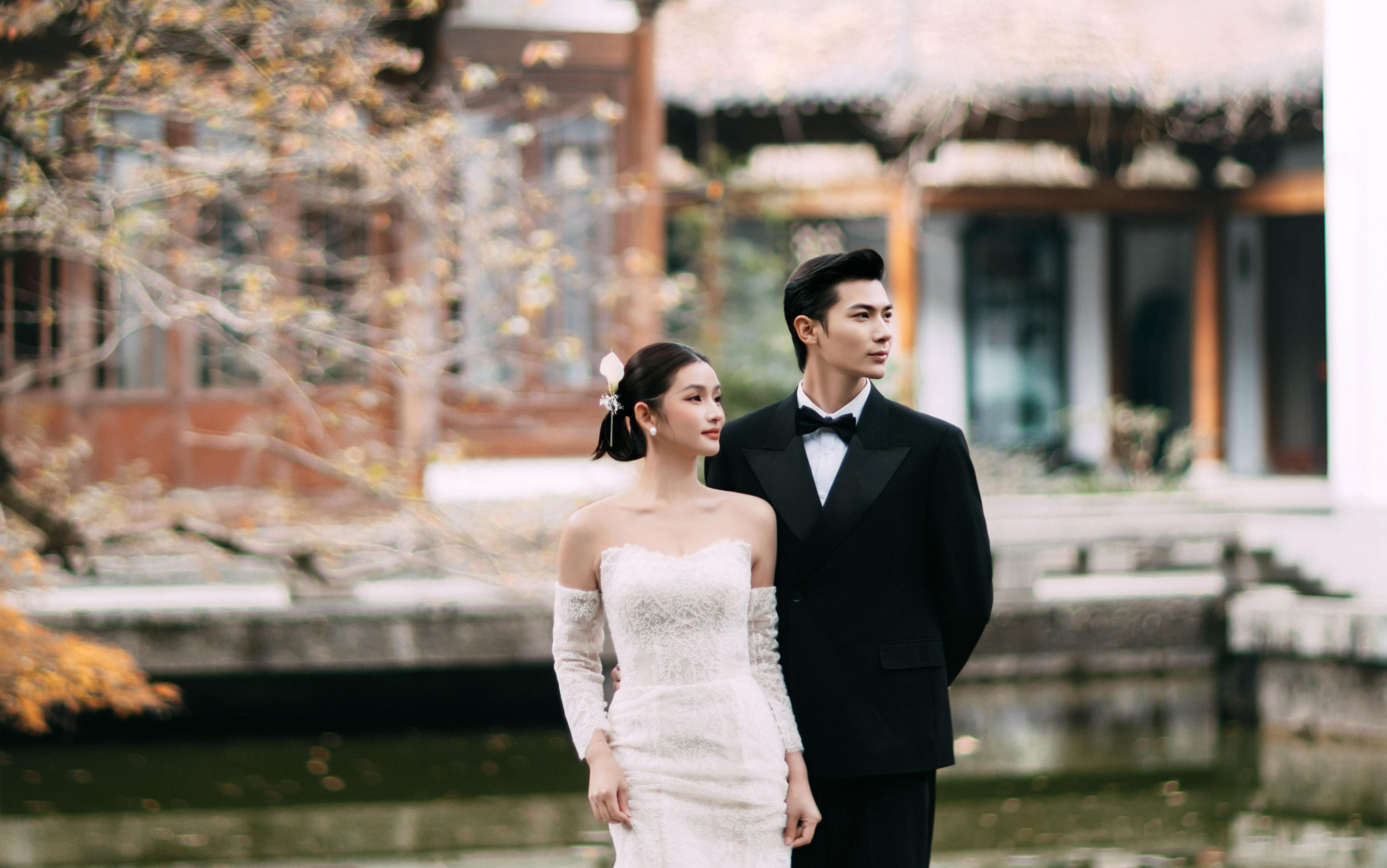 復(fù)古婚照｜回廊深處，白紗與木色，是時(shí)光里的溫柔