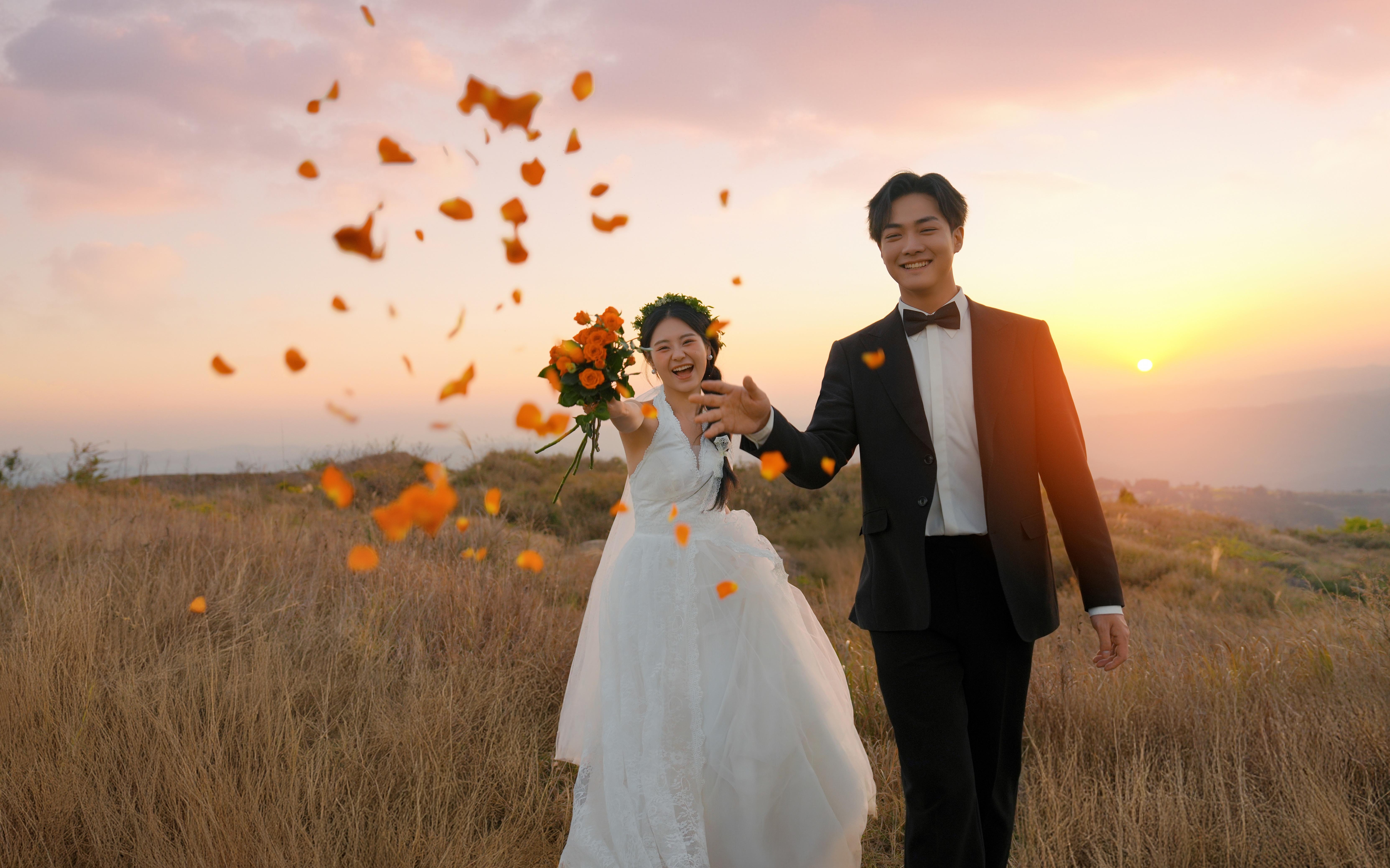 🌄把日出穿在身上 拍了组最浪漫的婚纱照