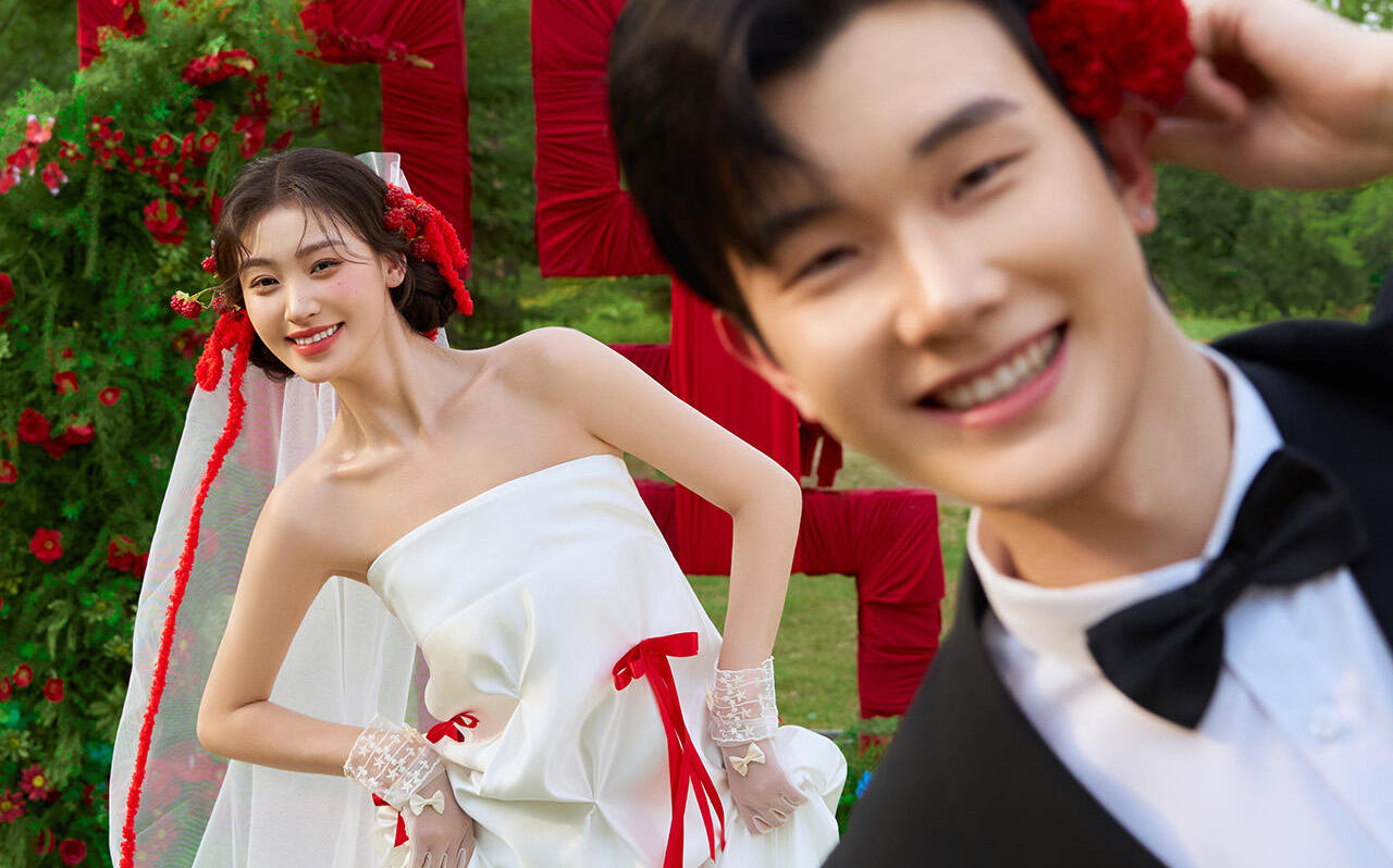 解锁小众喜嫁风，草坪婚纱照的浪漫藏不住✨ 
