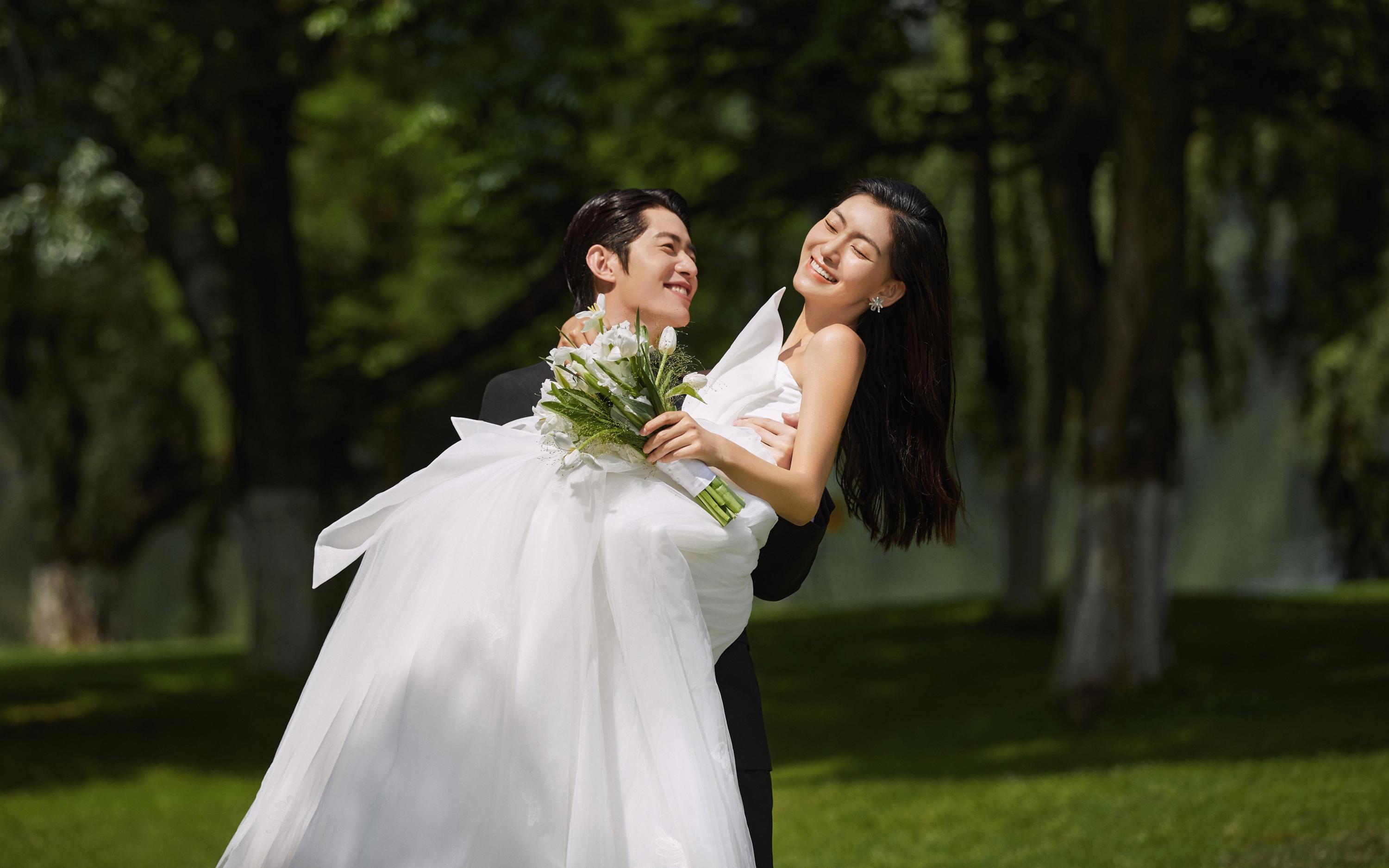 美的像电影截图！森系草坪婚纱照被问爆😂
