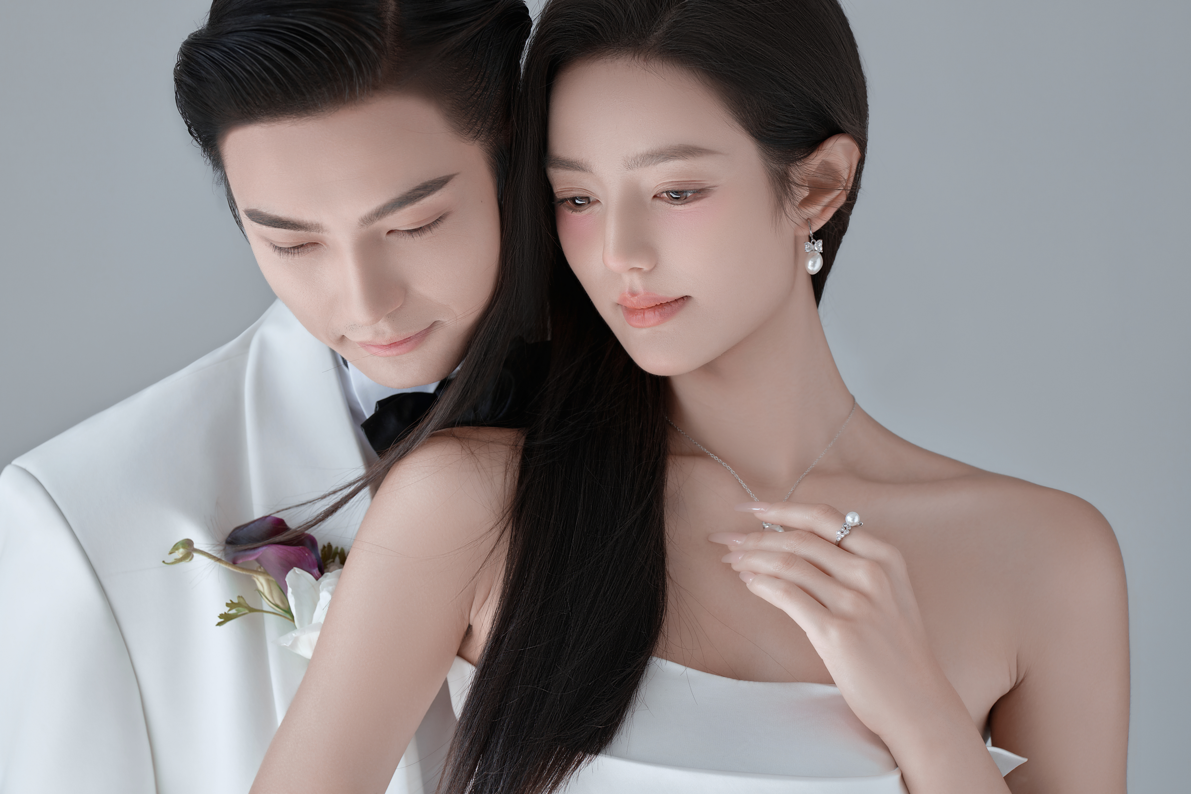 4699套餐送：跟妝+新娘4套+伴娘服+伴郎服 