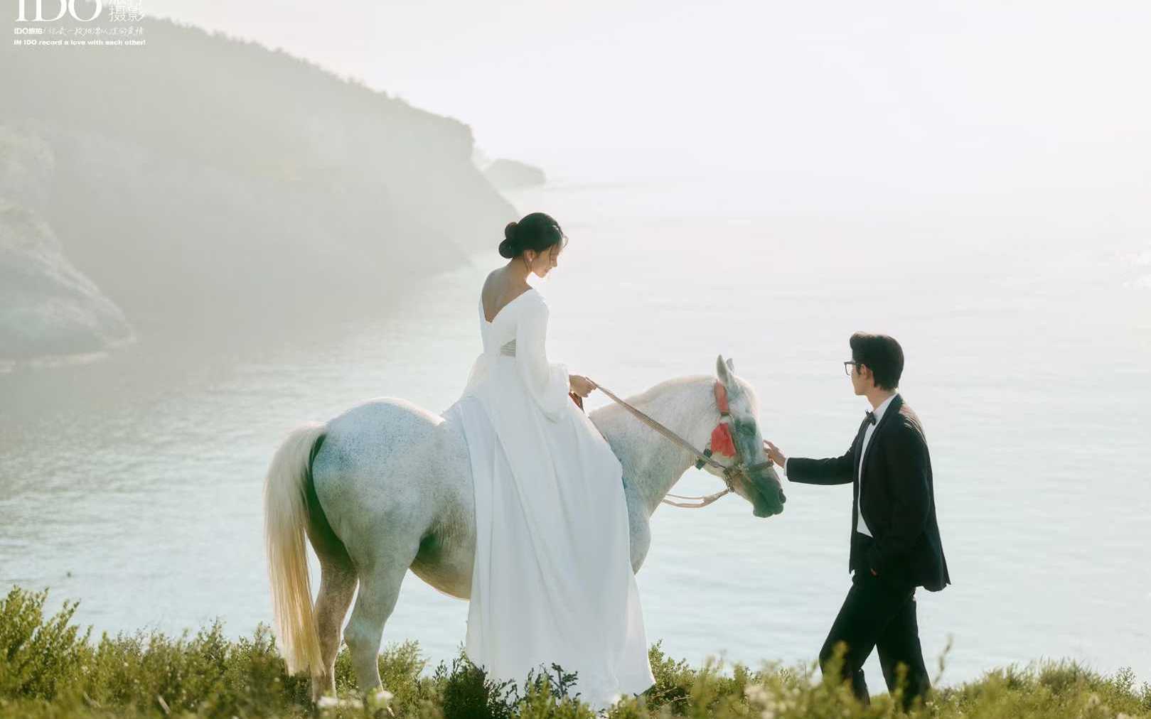 山野马场婚照：白纱与骏马的自然氛围感仪式感