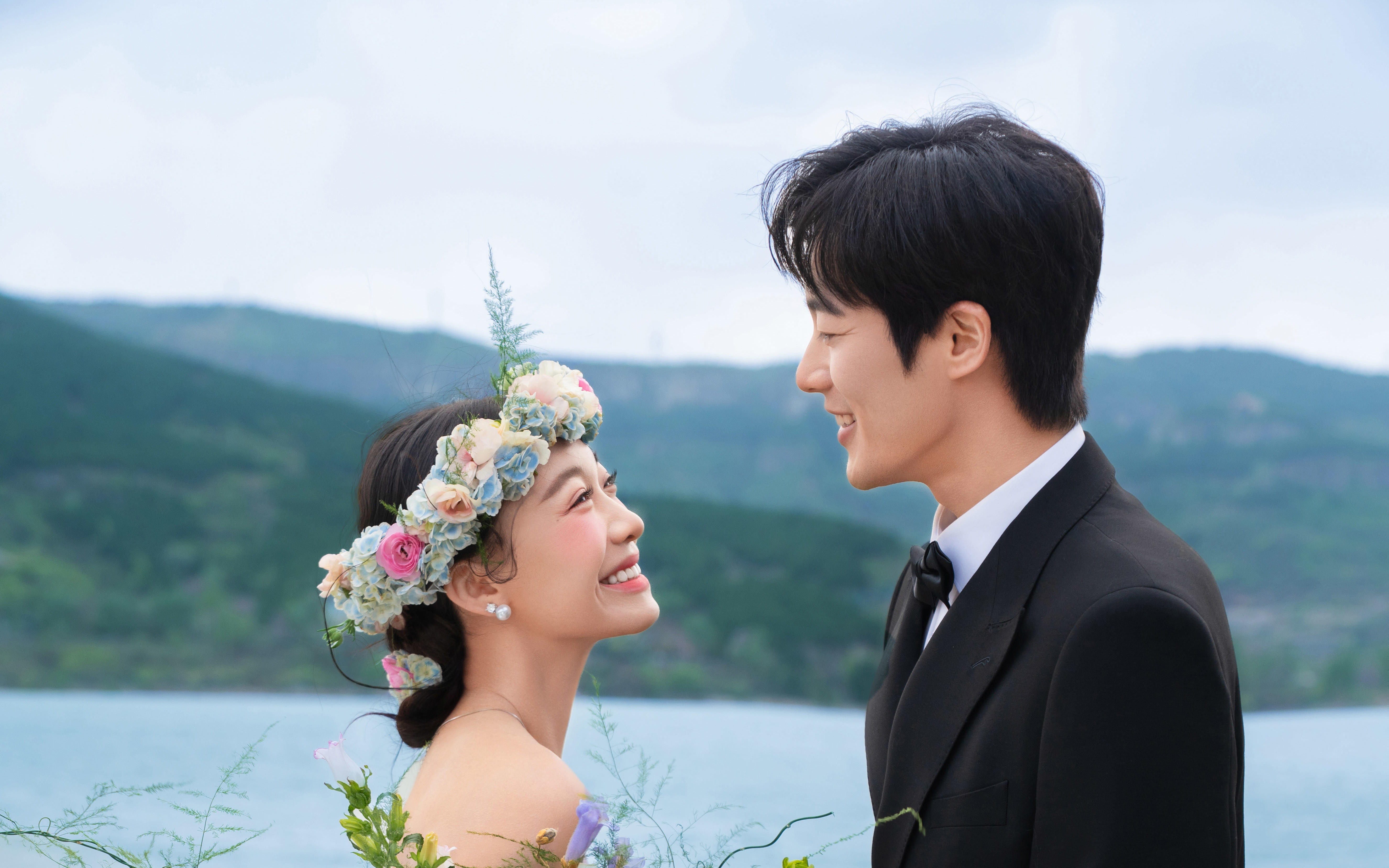 谁懂这感觉！突然就get到草坪婚纱照的美了