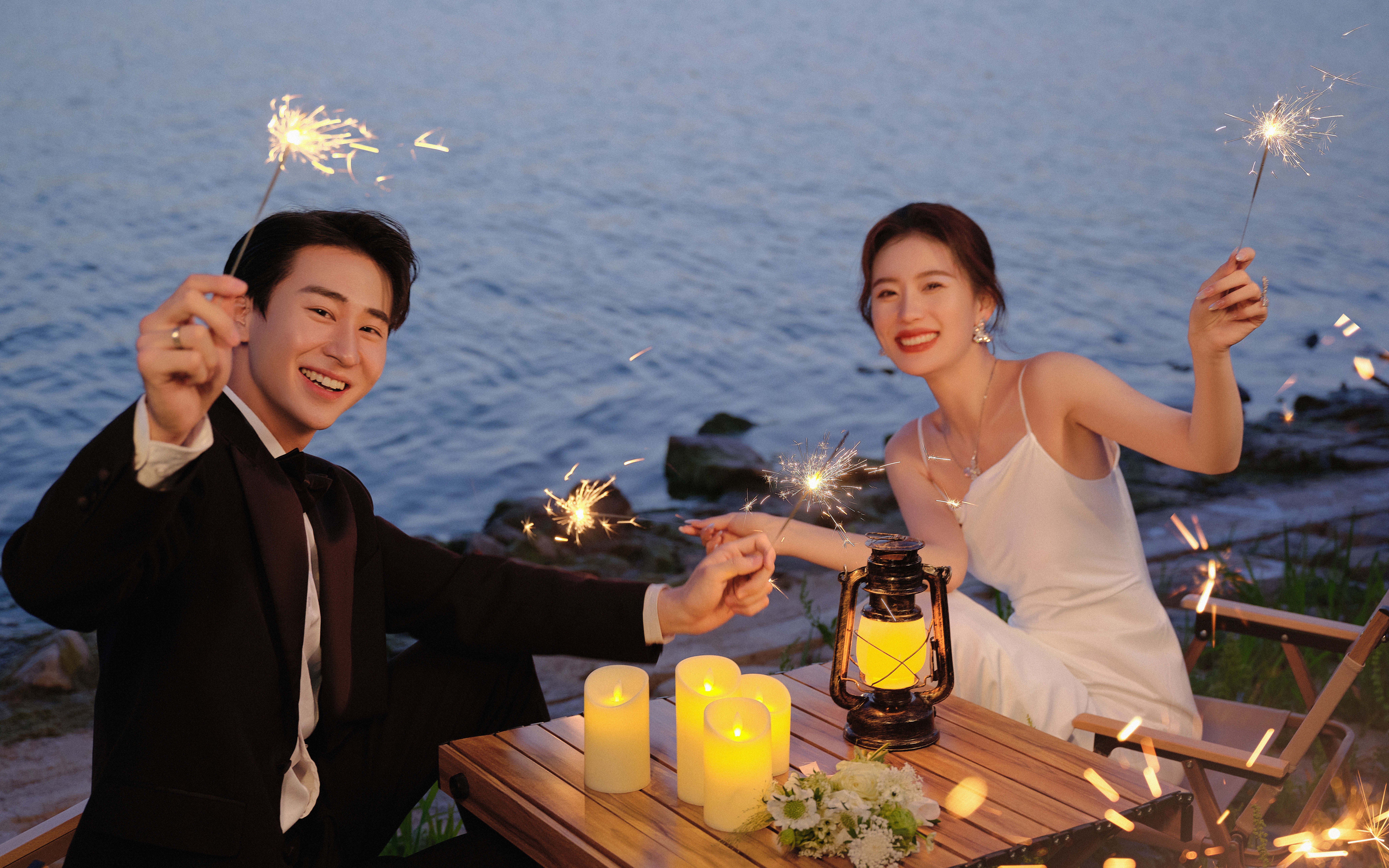 烟花绽夜！湖畔婚影醉流光🎇