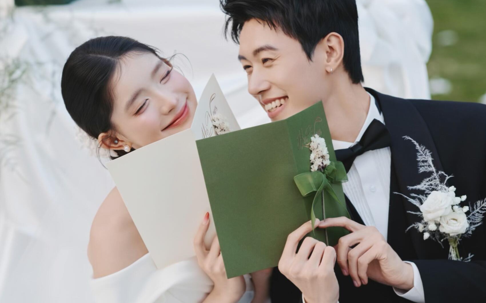 草坪婚纱照太绝了🌿生命力直接溢出屏幕啦！