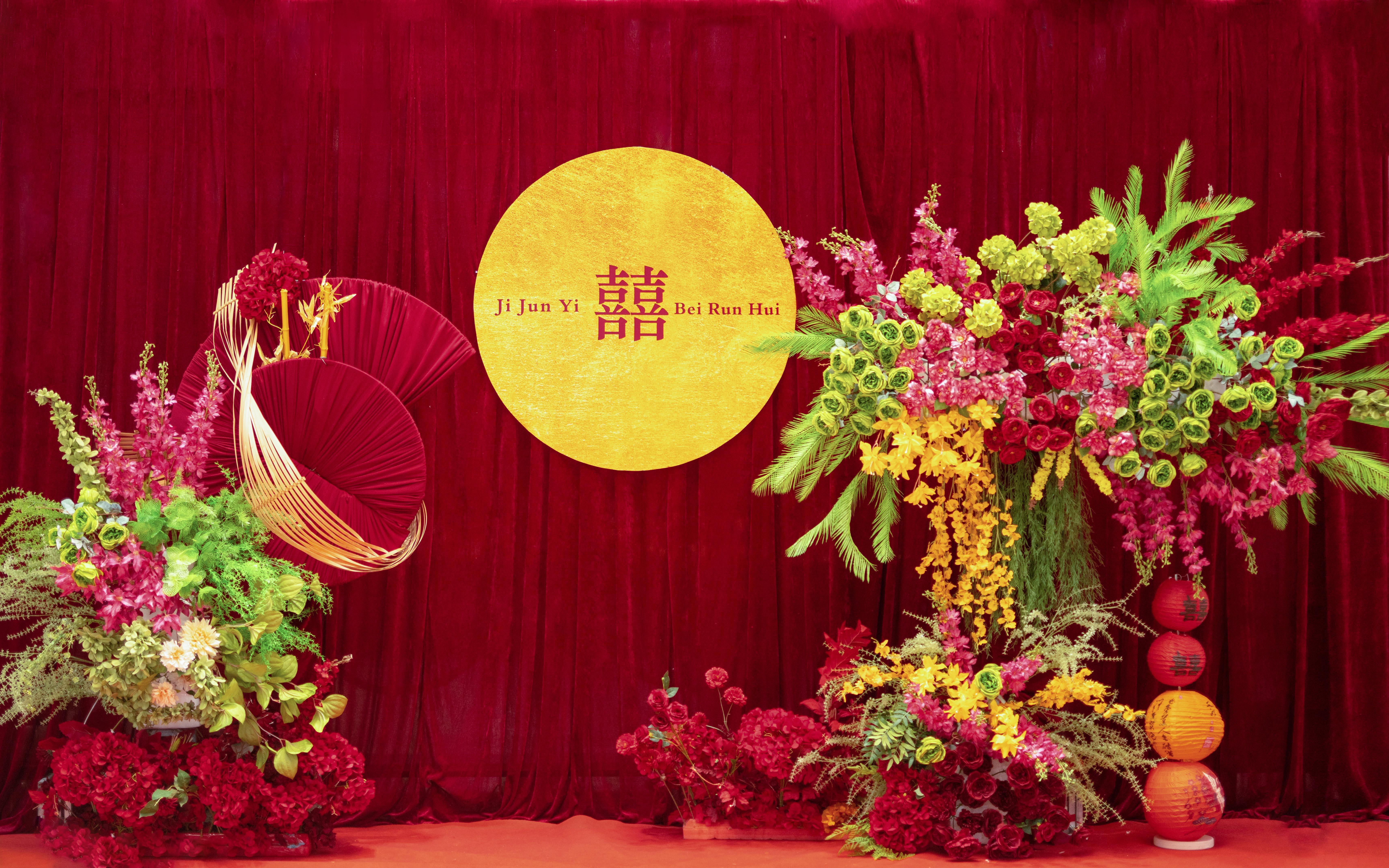 紅幔輕垂，婚典如詩，浪漫滿溢